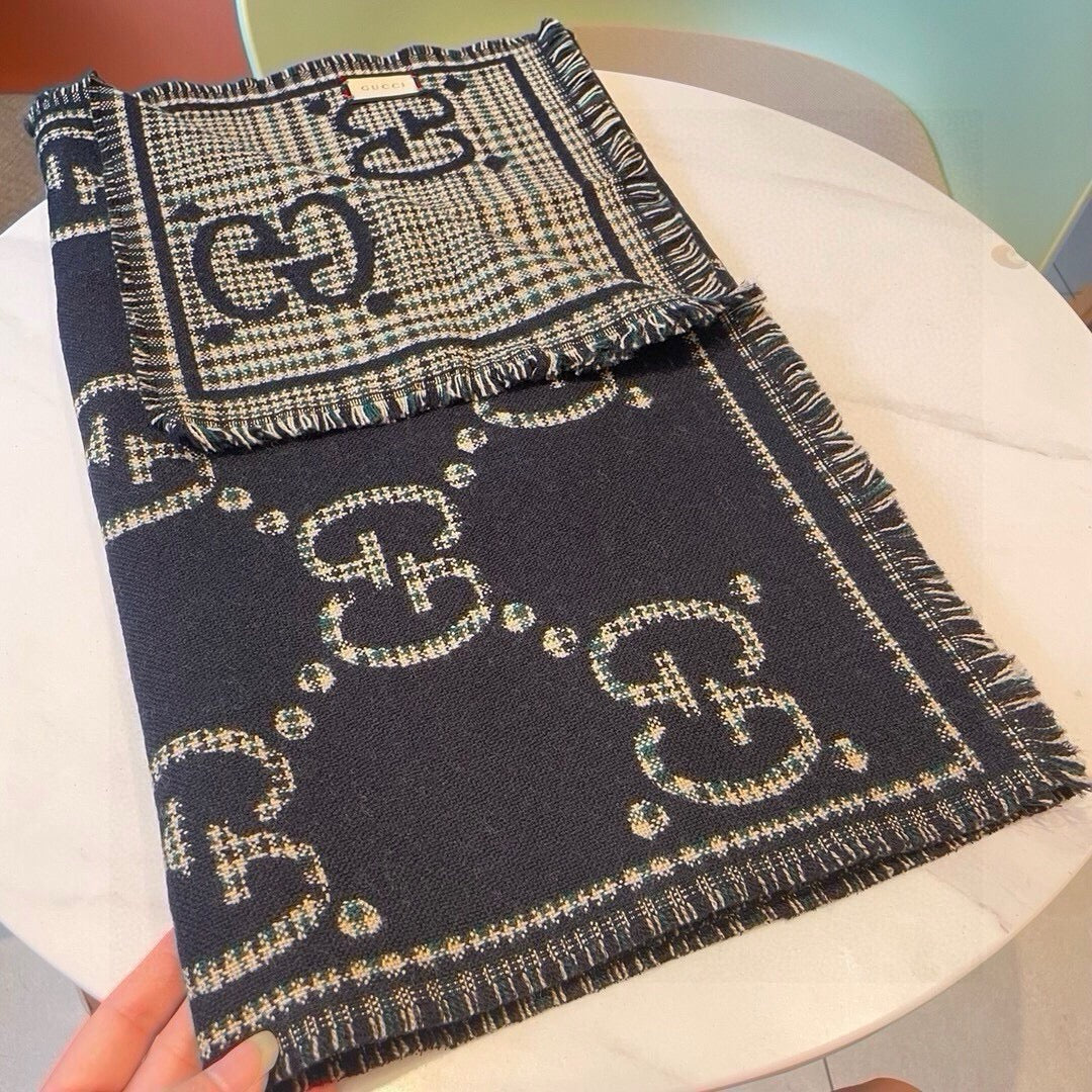 Woll-Seidenschal mit Buchstabenmuster