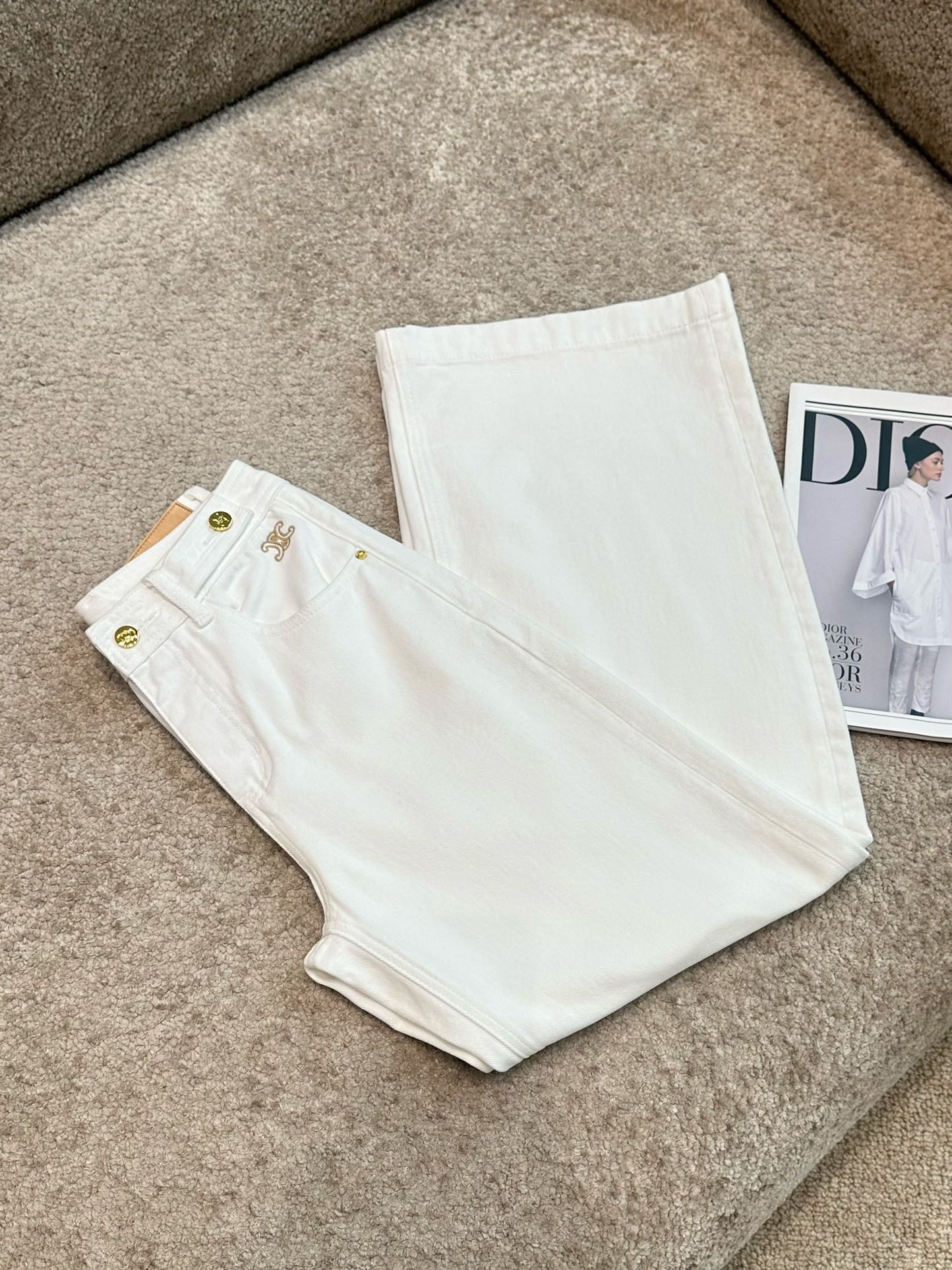 Winterjeans mit schwerer Knopfverzierung und Stickerei, hoher Taille und weitem Bein