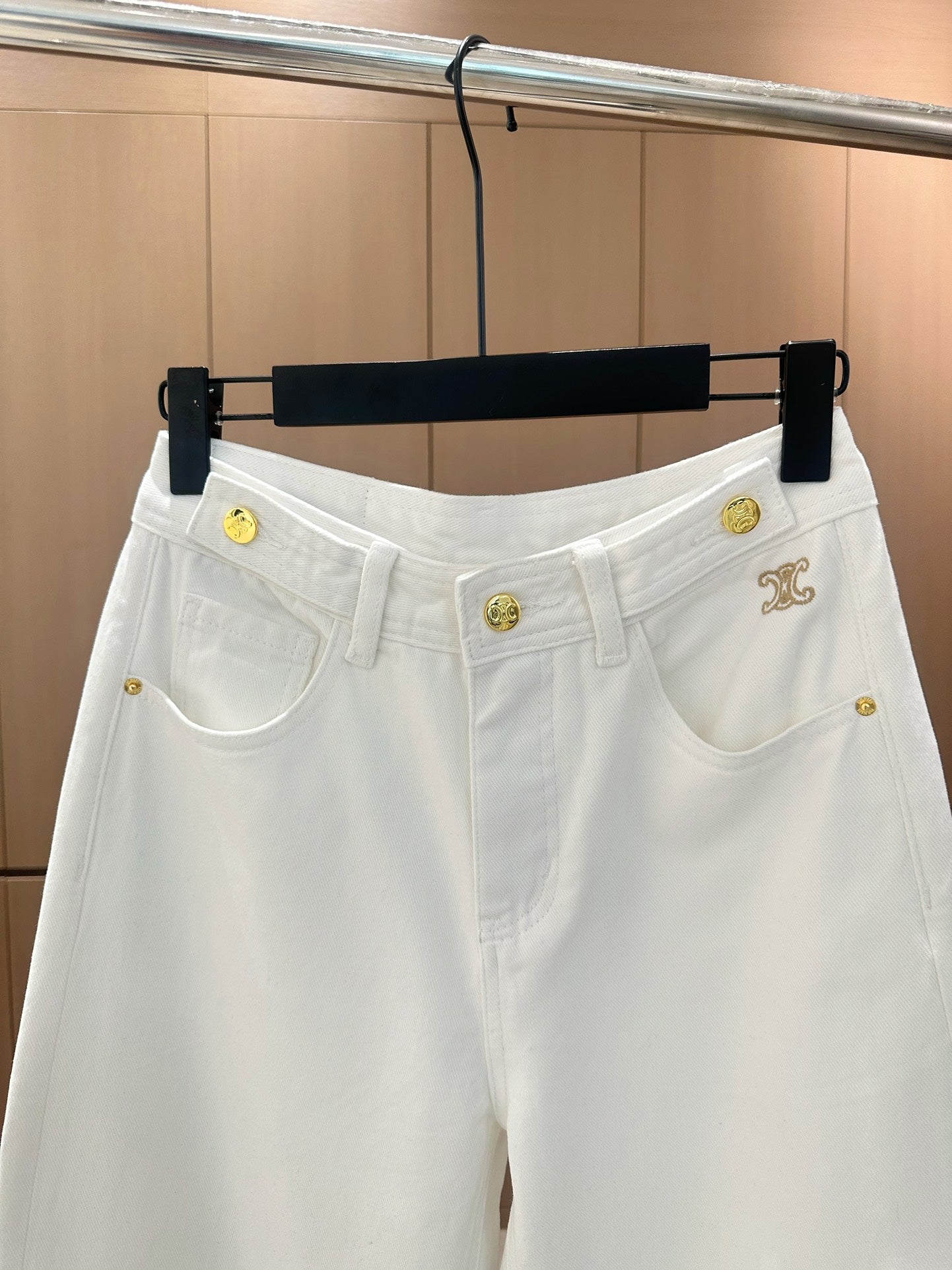 Winterjeans mit schwerer Knopfverzierung und Stickerei, hoher Taille und weitem Bein