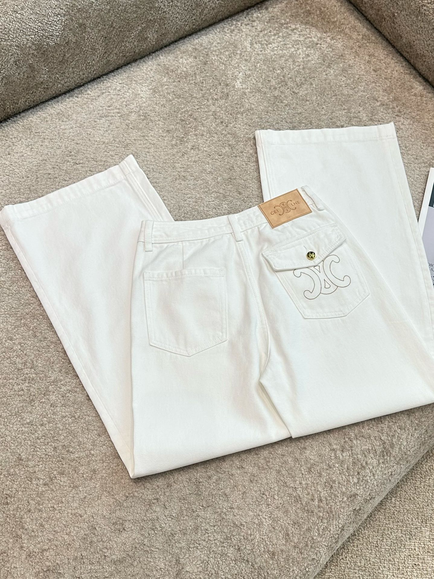 Winterjeans mit schwerer Knopfverzierung und Stickerei, hoher Taille und weitem Bein