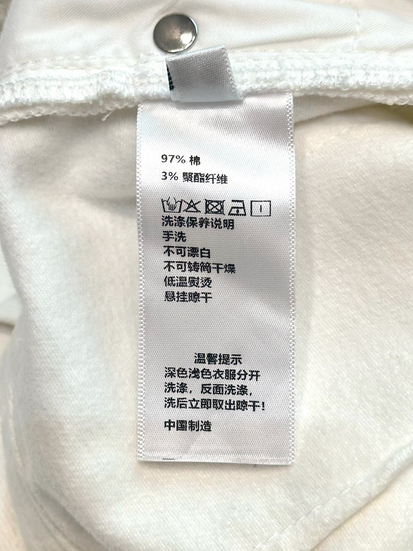 Winterjeans mit schwerer Knopfverzierung und Stickerei, hoher Taille und weitem Bein