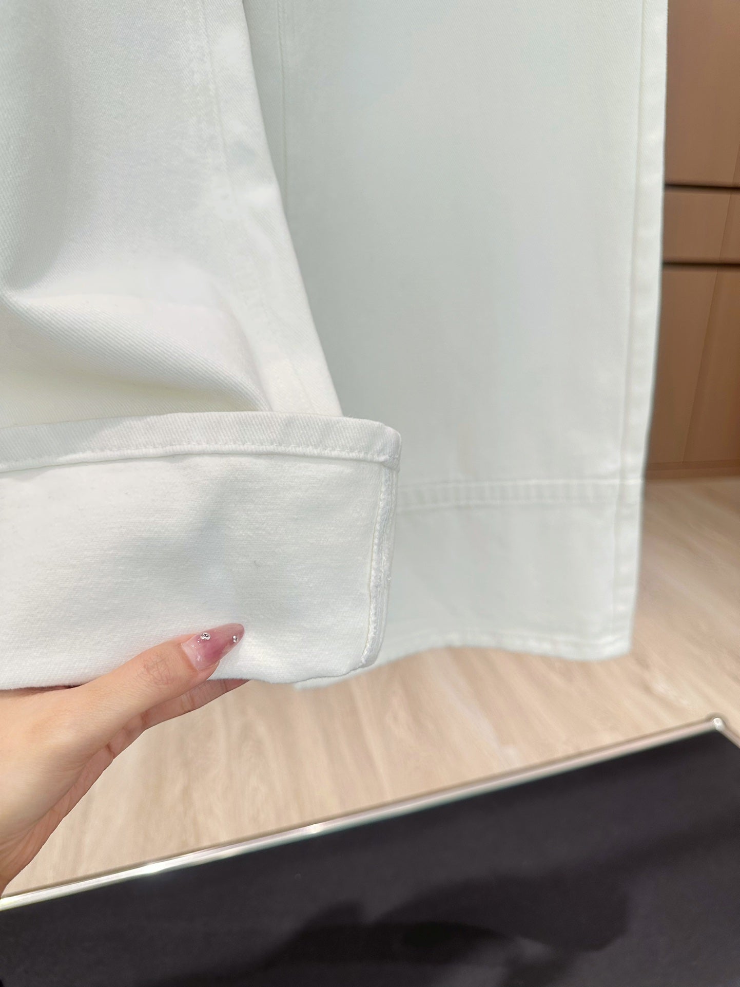 Lockere, schmale Hose mit weitem Bein und schwerer Stickerei, hohe Taille