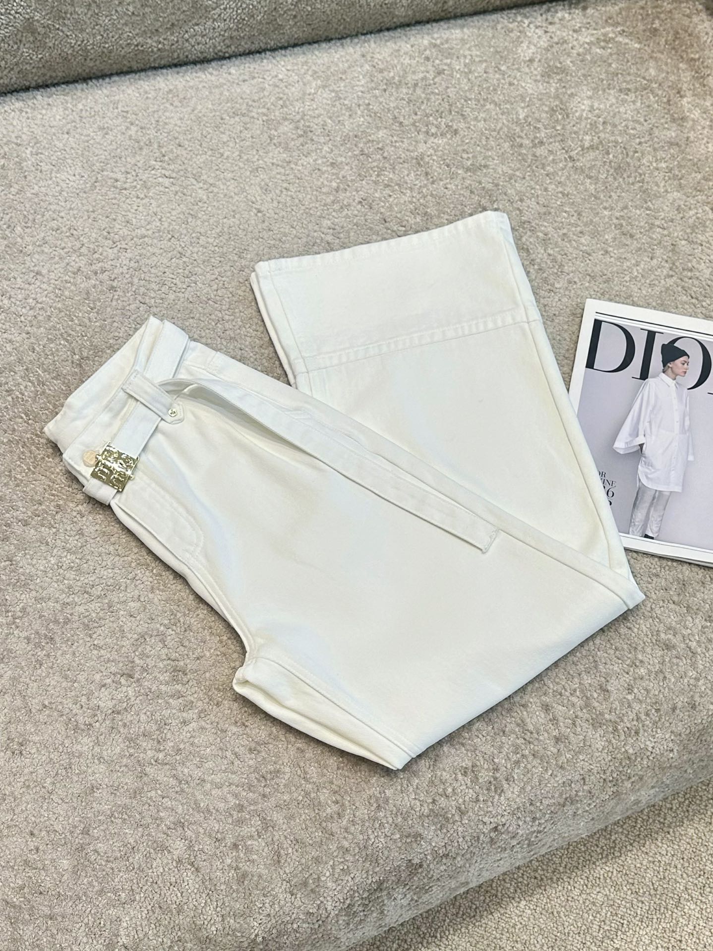 Lockere, schmale Hose mit weitem Bein und schwerer Stickerei, hohe Taille