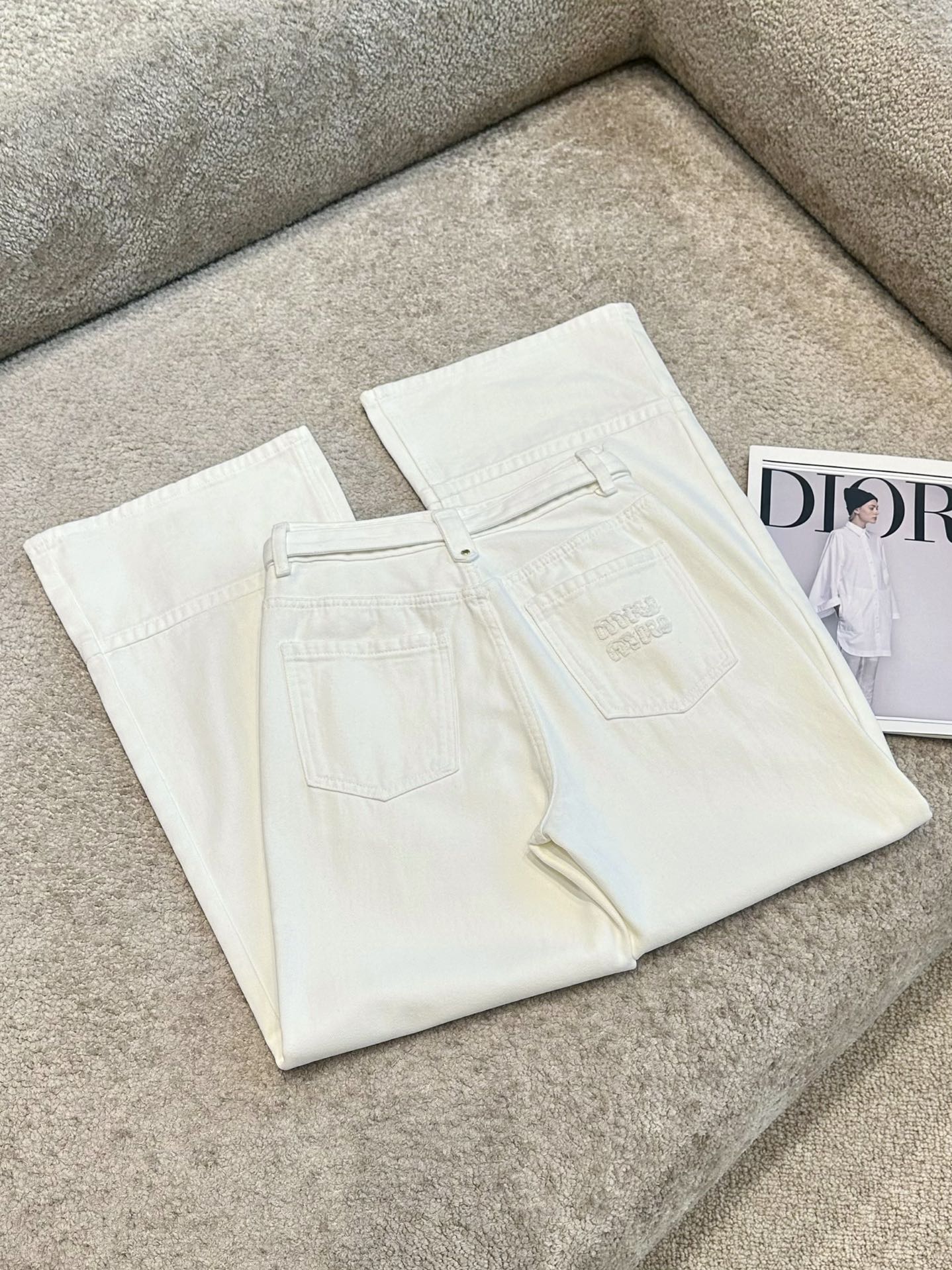 Lockere, schmale Hose mit weitem Bein und schwerer Stickerei, hohe Taille