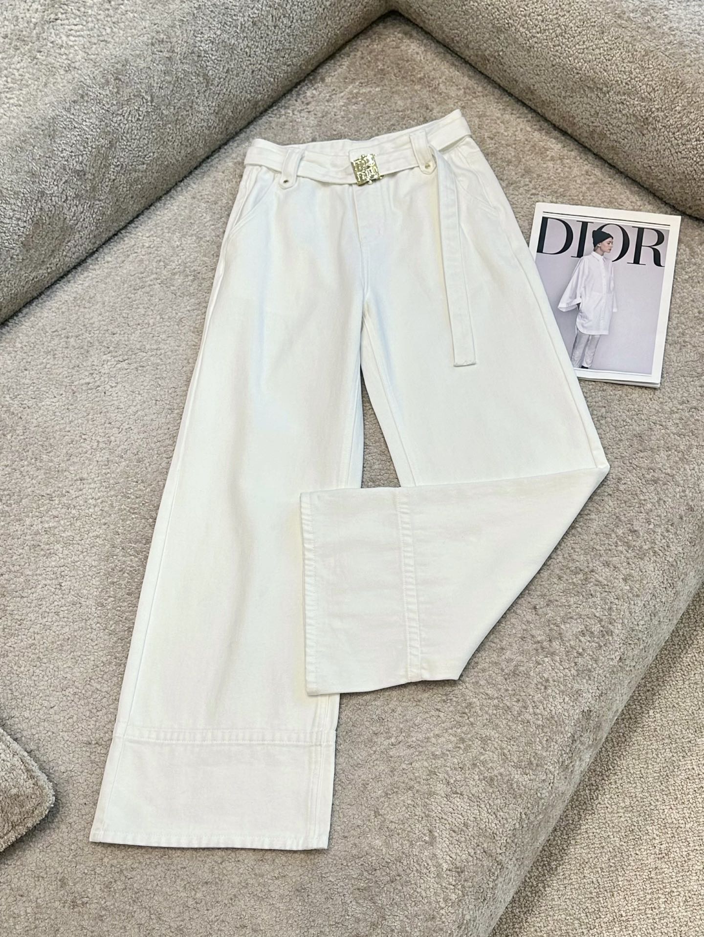 Lockere, schmale Hose mit weitem Bein und schwerer Stickerei, hohe Taille