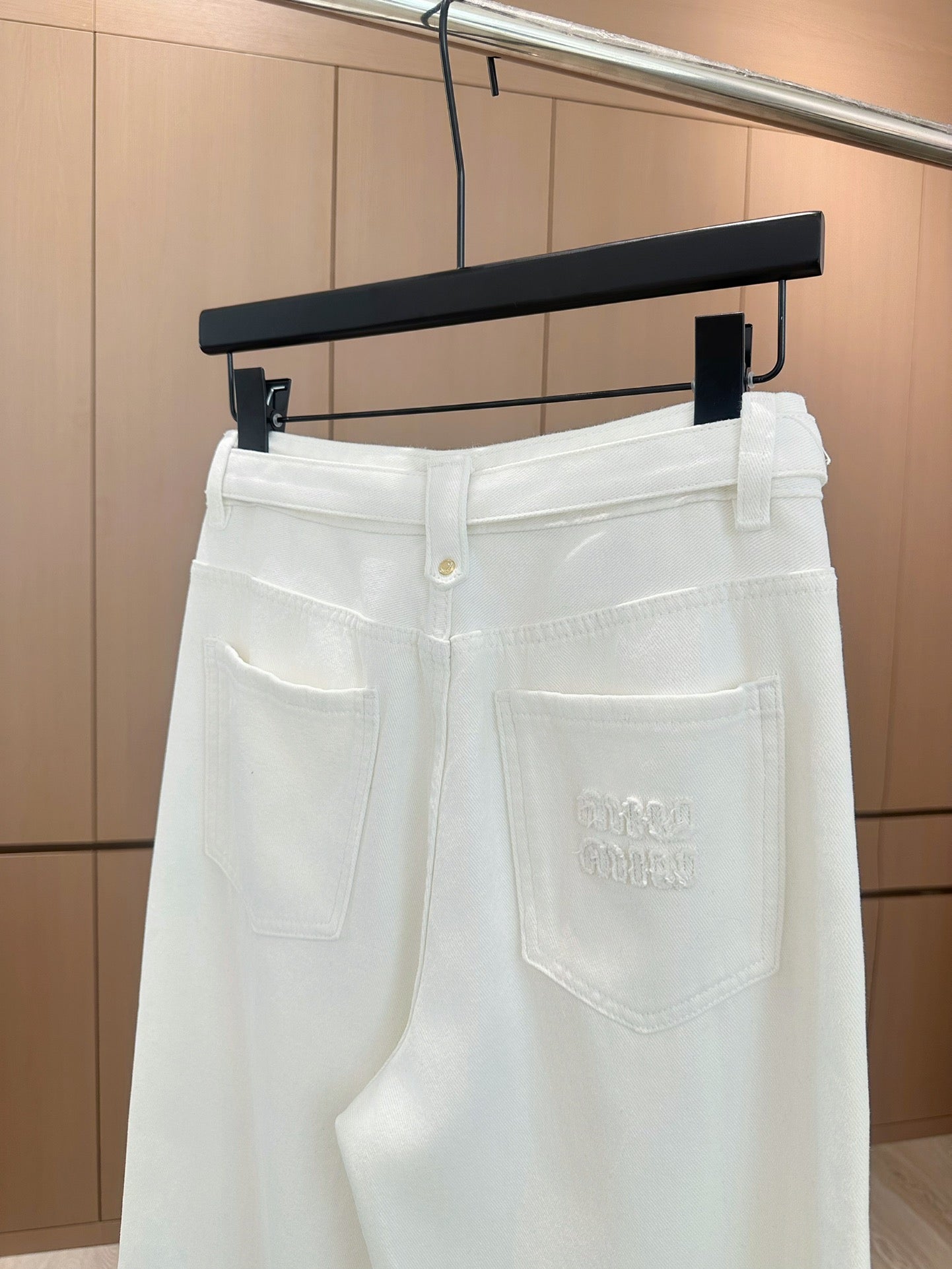 Lockere, schmale Hose mit weitem Bein und schwerer Stickerei, hohe Taille