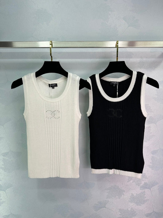 Neue Strickweste für den frühen Frühling