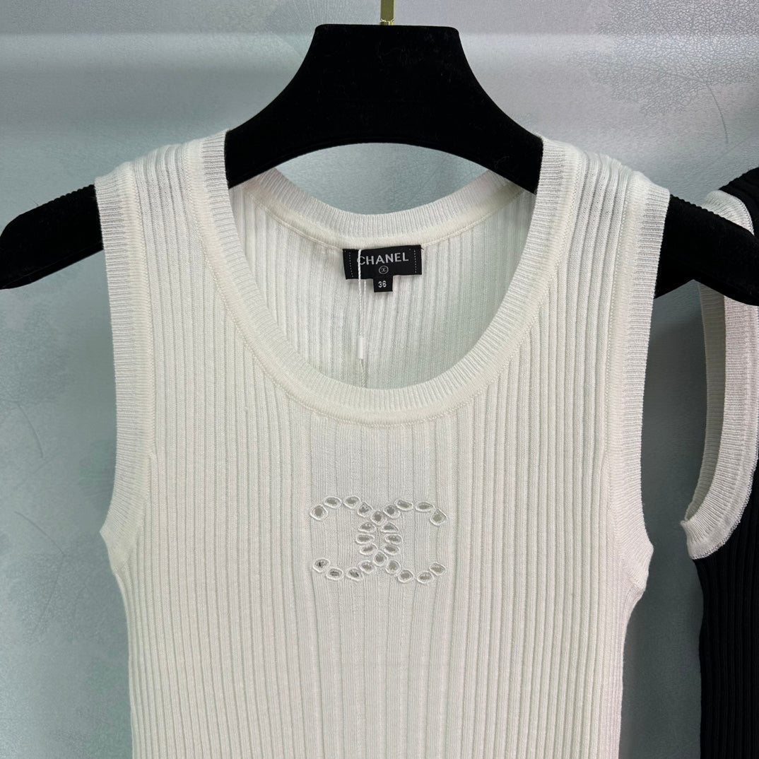 Neue Strickweste für den frühen Frühling