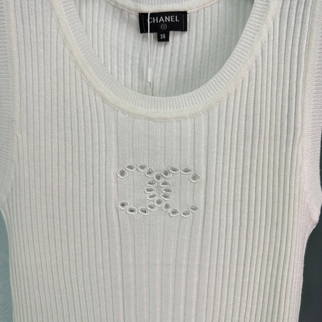 Neue Strickweste für den frühen Frühling