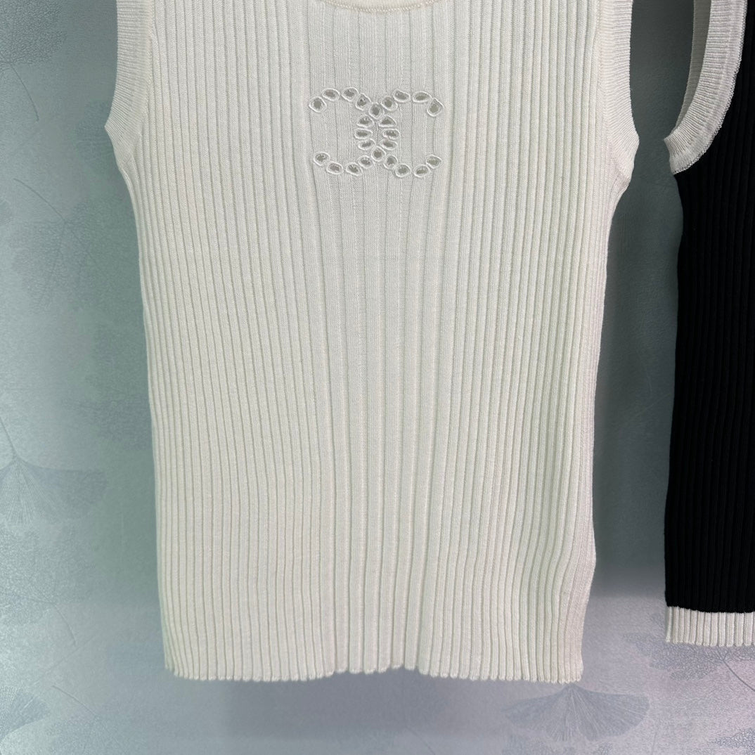 Neue Strickweste für den frühen Frühling