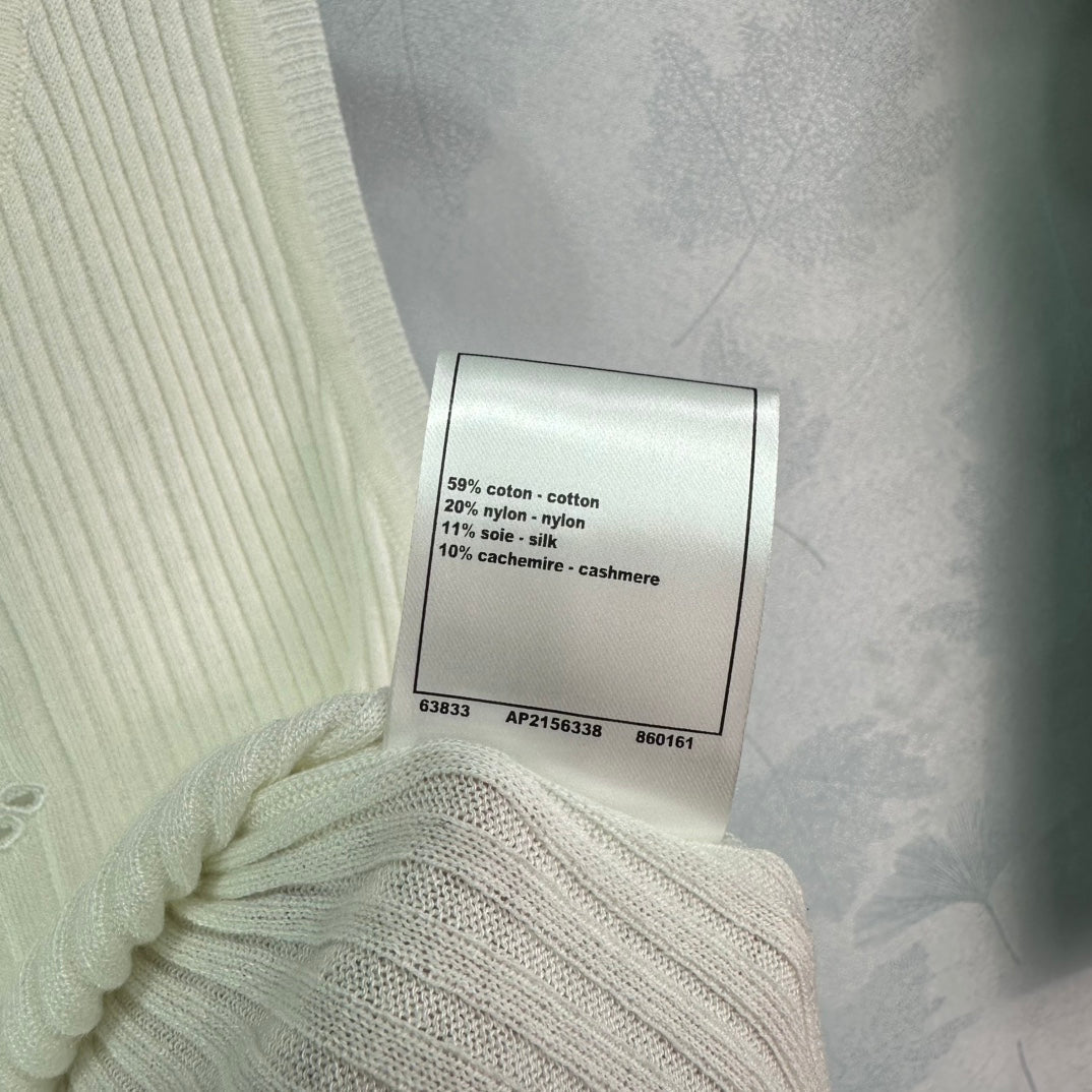 Neue Strickweste für den frühen Frühling