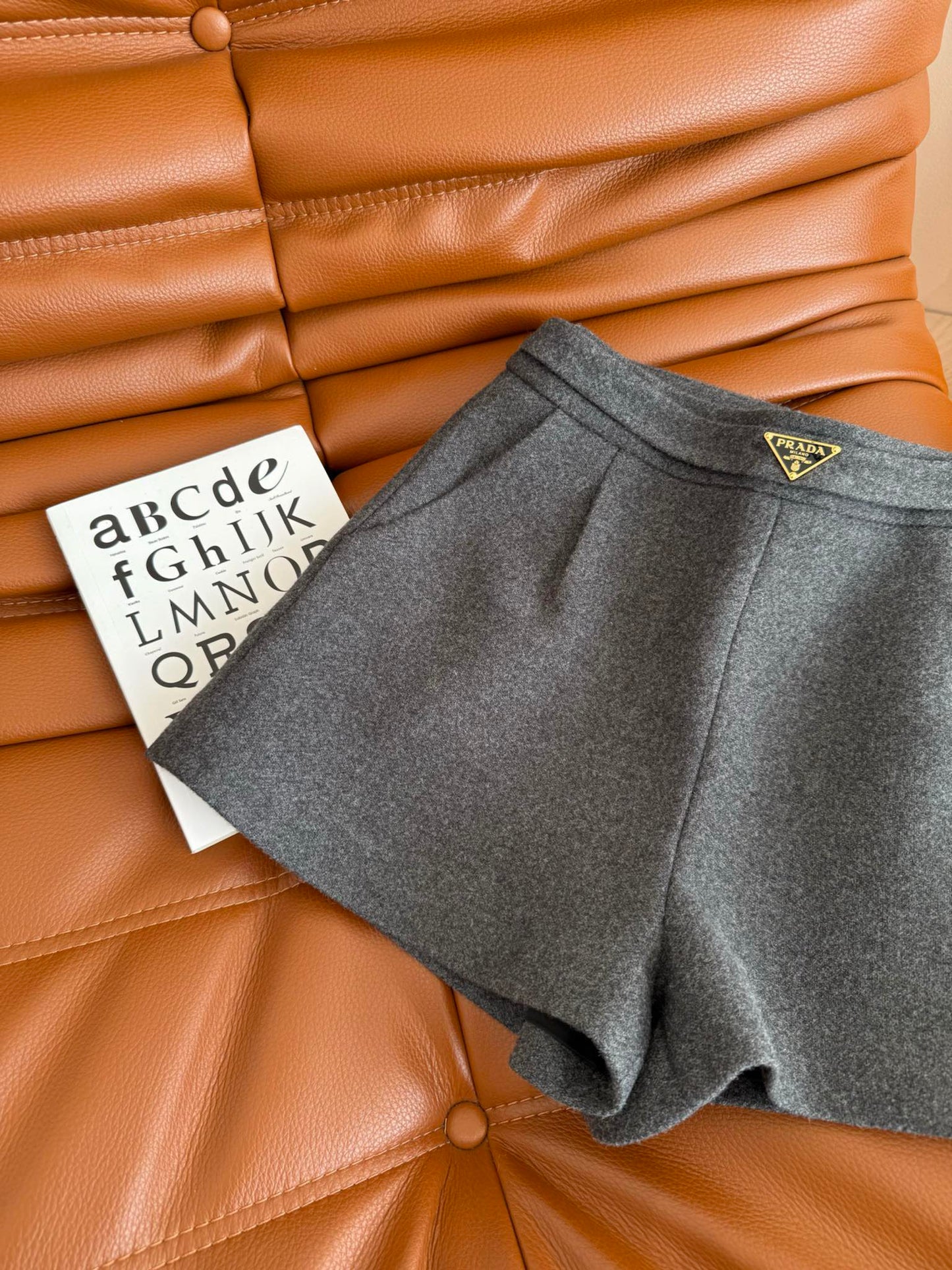 Short en laine décoré d'un logo triangulaire