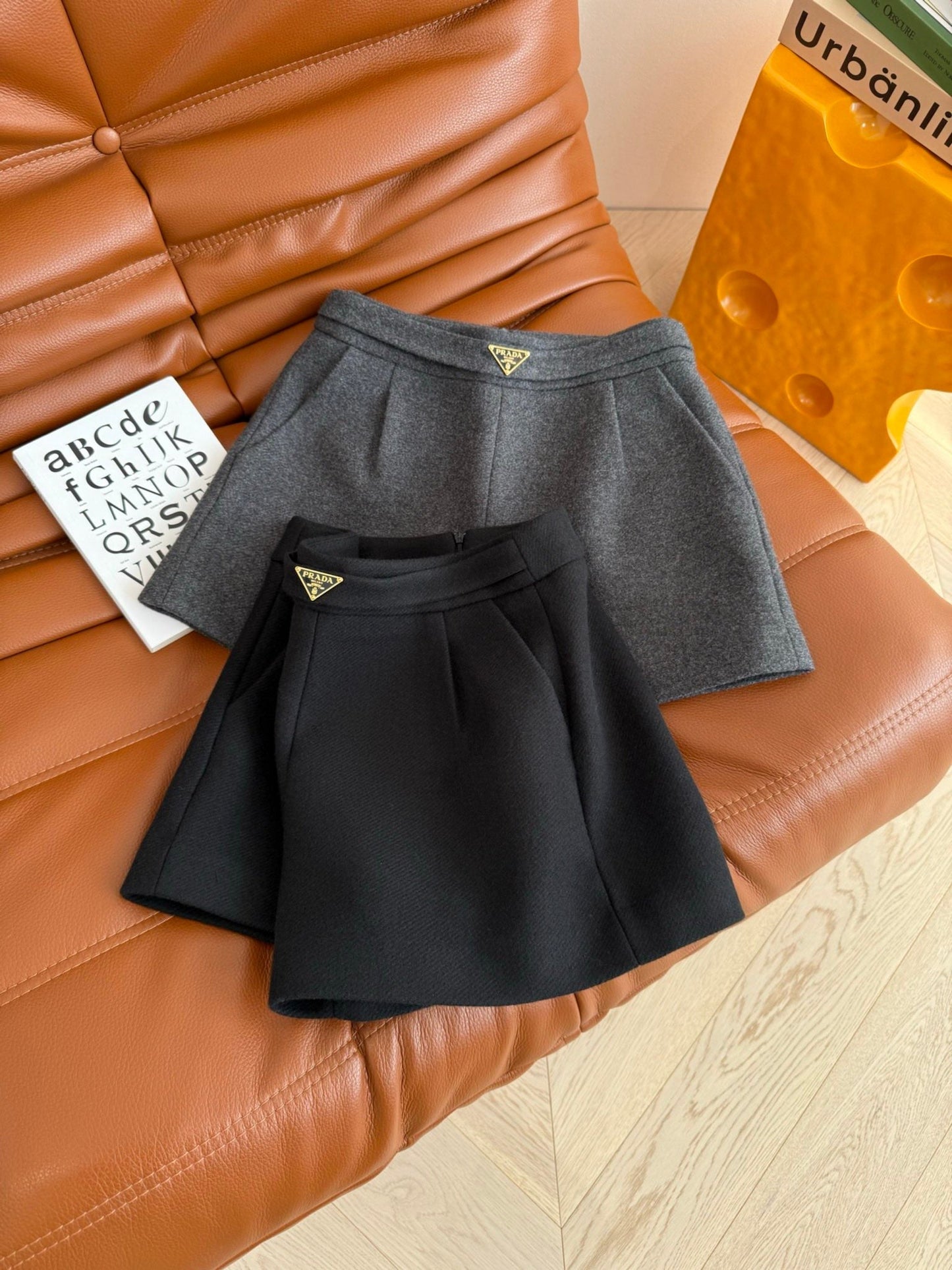 Short en laine décoré d'un logo triangulaire