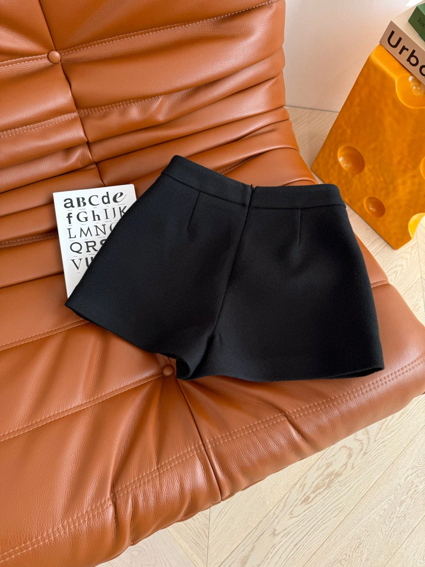 Short en laine décoré d'un logo triangulaire