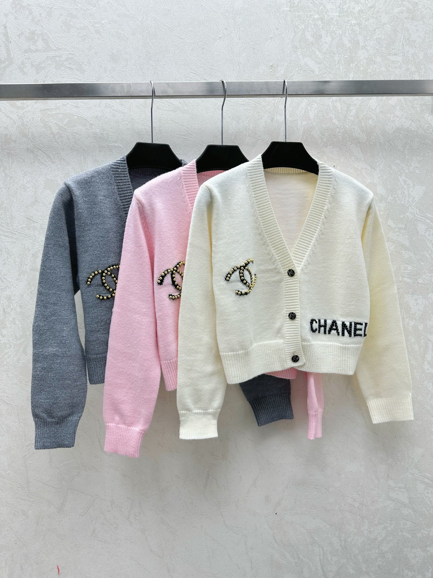 Schlichte, kontrastierende, mit Perlen besetzte Jacquard-Strickjacke mit V-Ausschnitt und langen Ärmeln