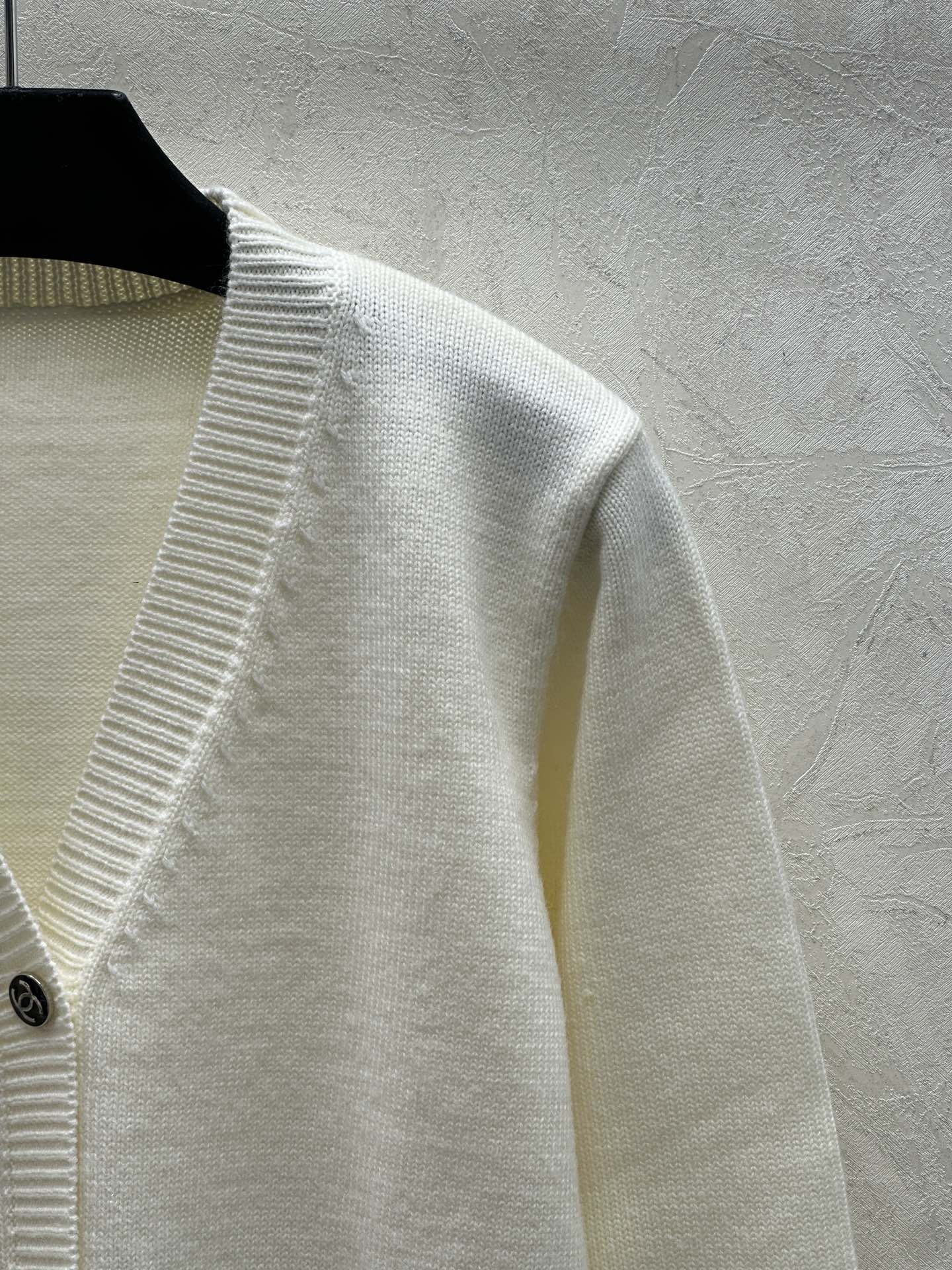 Schlichte, kontrastierende, mit Perlen besetzte Jacquard-Strickjacke mit V-Ausschnitt und langen Ärmeln