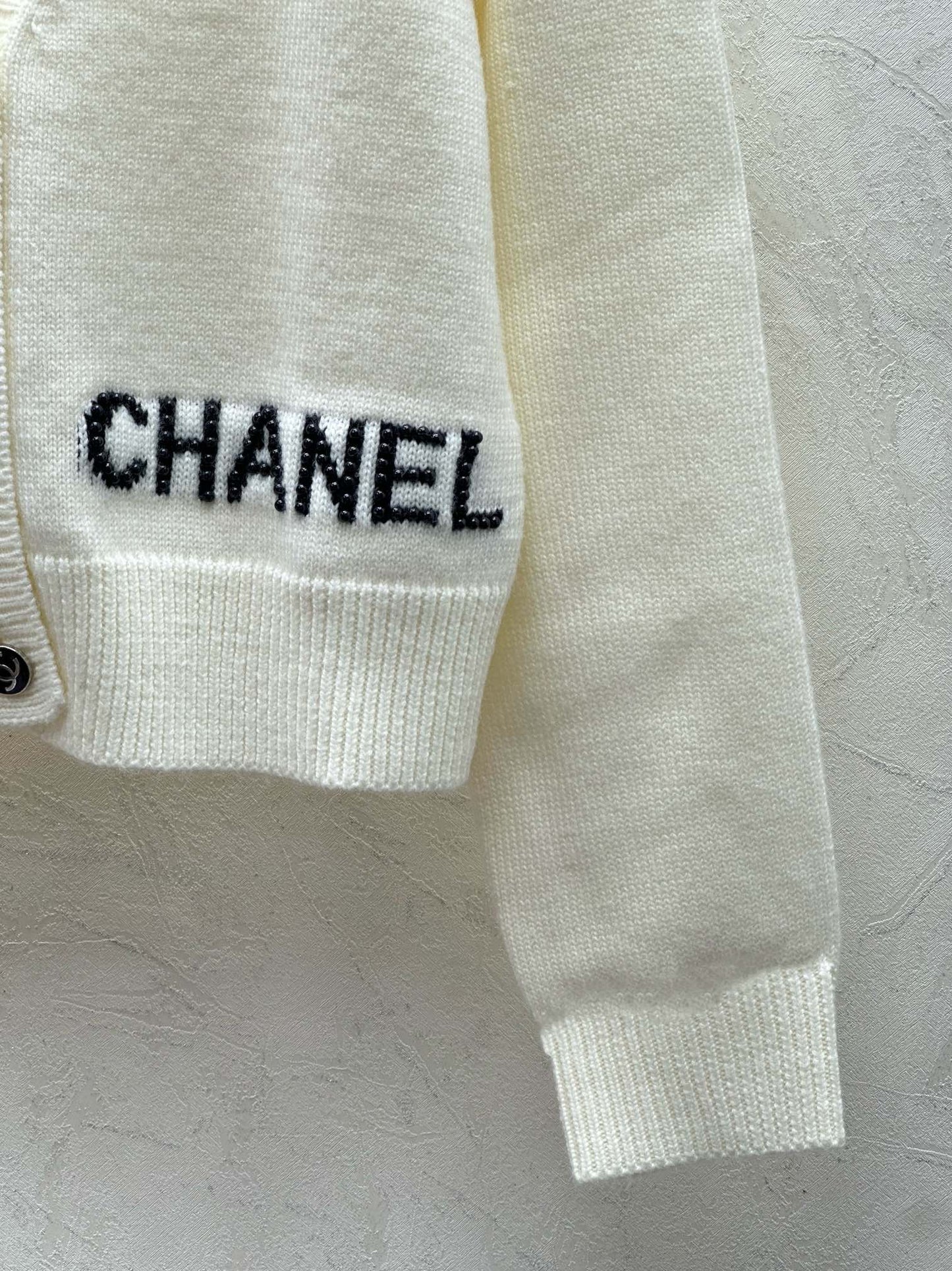 Schlichte, kontrastierende, mit Perlen besetzte Jacquard-Strickjacke mit V-Ausschnitt und langen Ärmeln