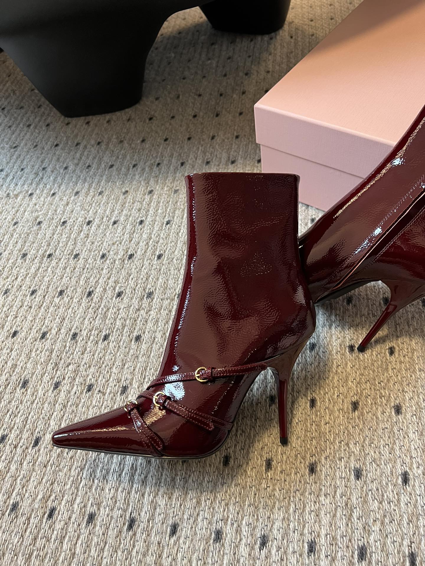 Stiefel mit spitzer Zehenpartie und Kitten Heel