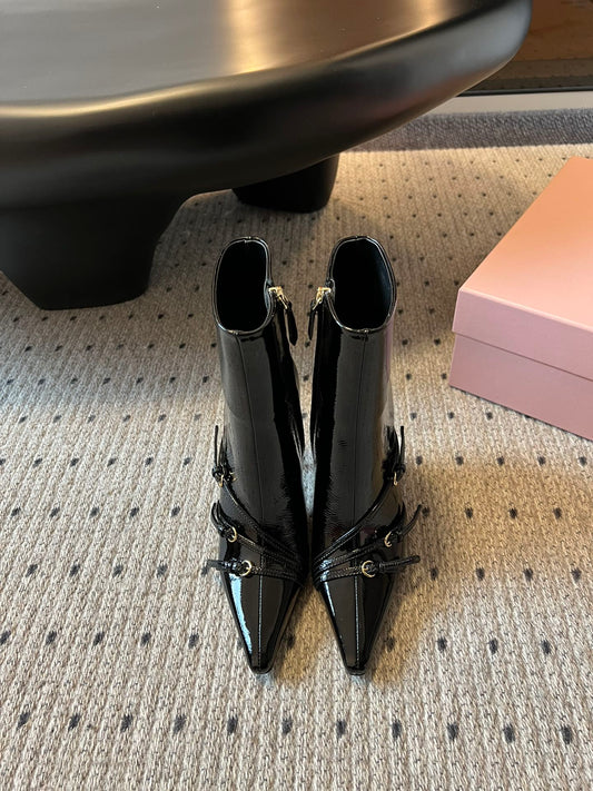 Stiefel mit spitzer Zehenpartie und Kitten Heel