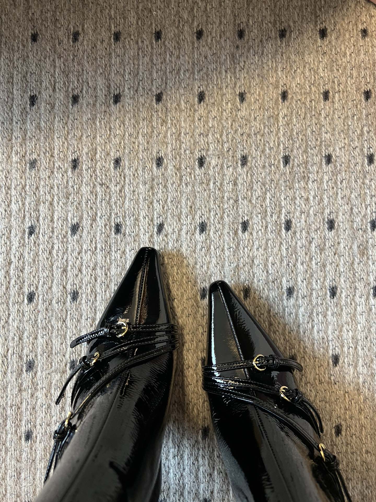 Stiefel mit spitzer Zehenpartie und Kitten Heel