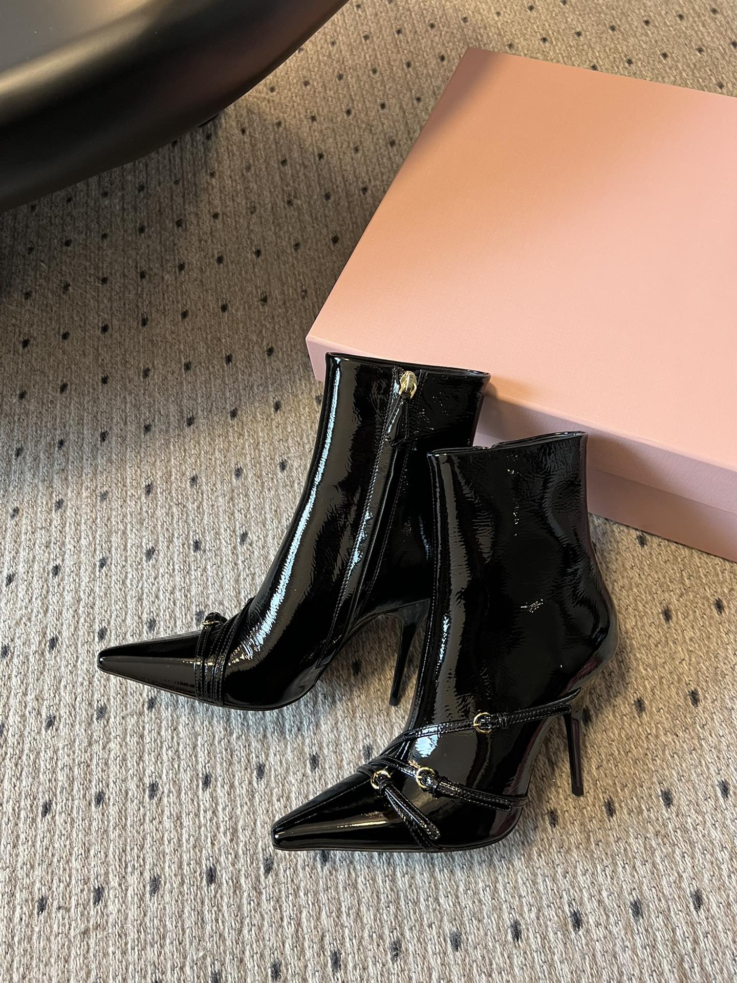 Stiefel mit spitzer Zehenpartie und Kitten Heel