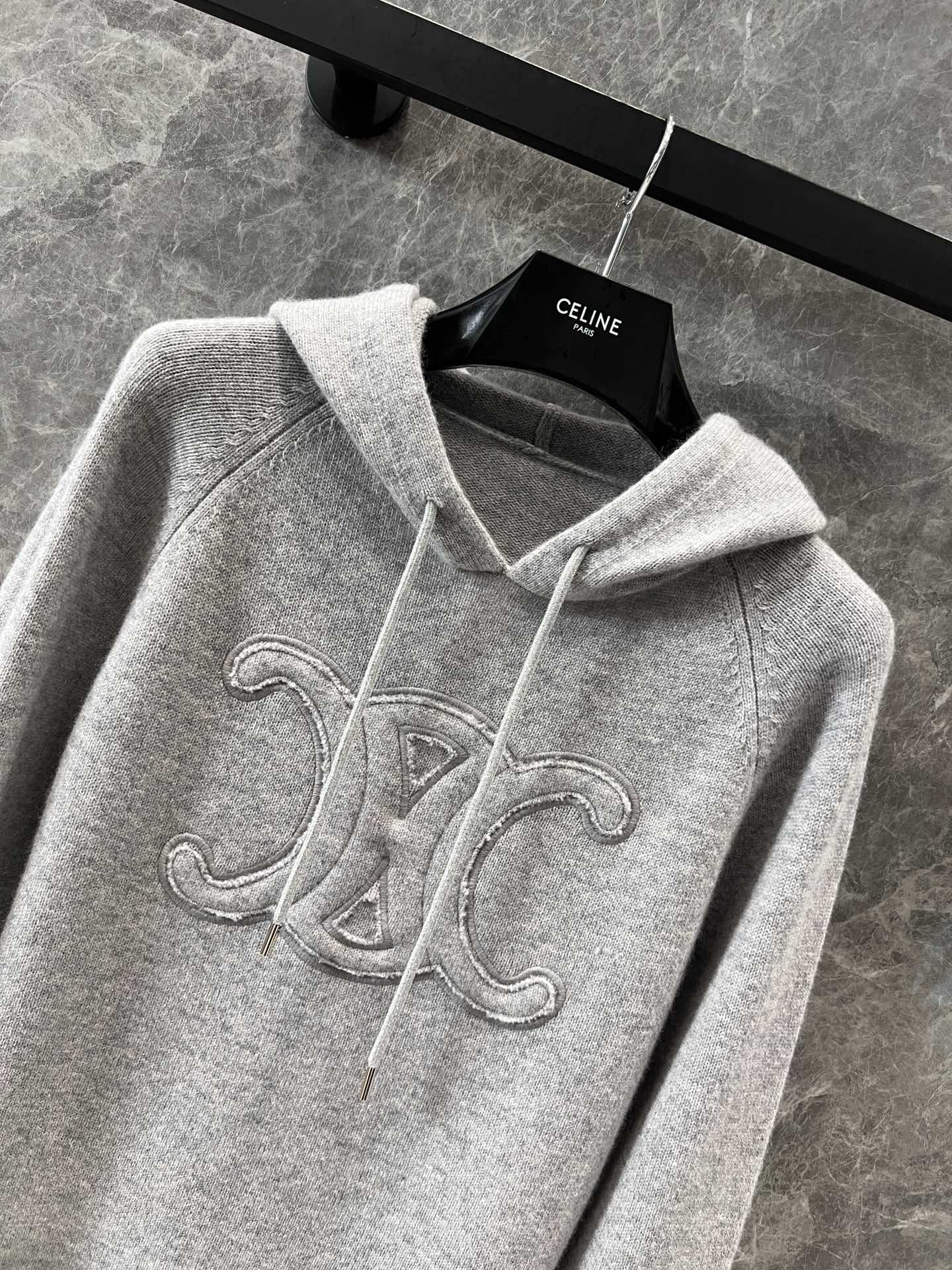 Wollpullover mit Kapuze