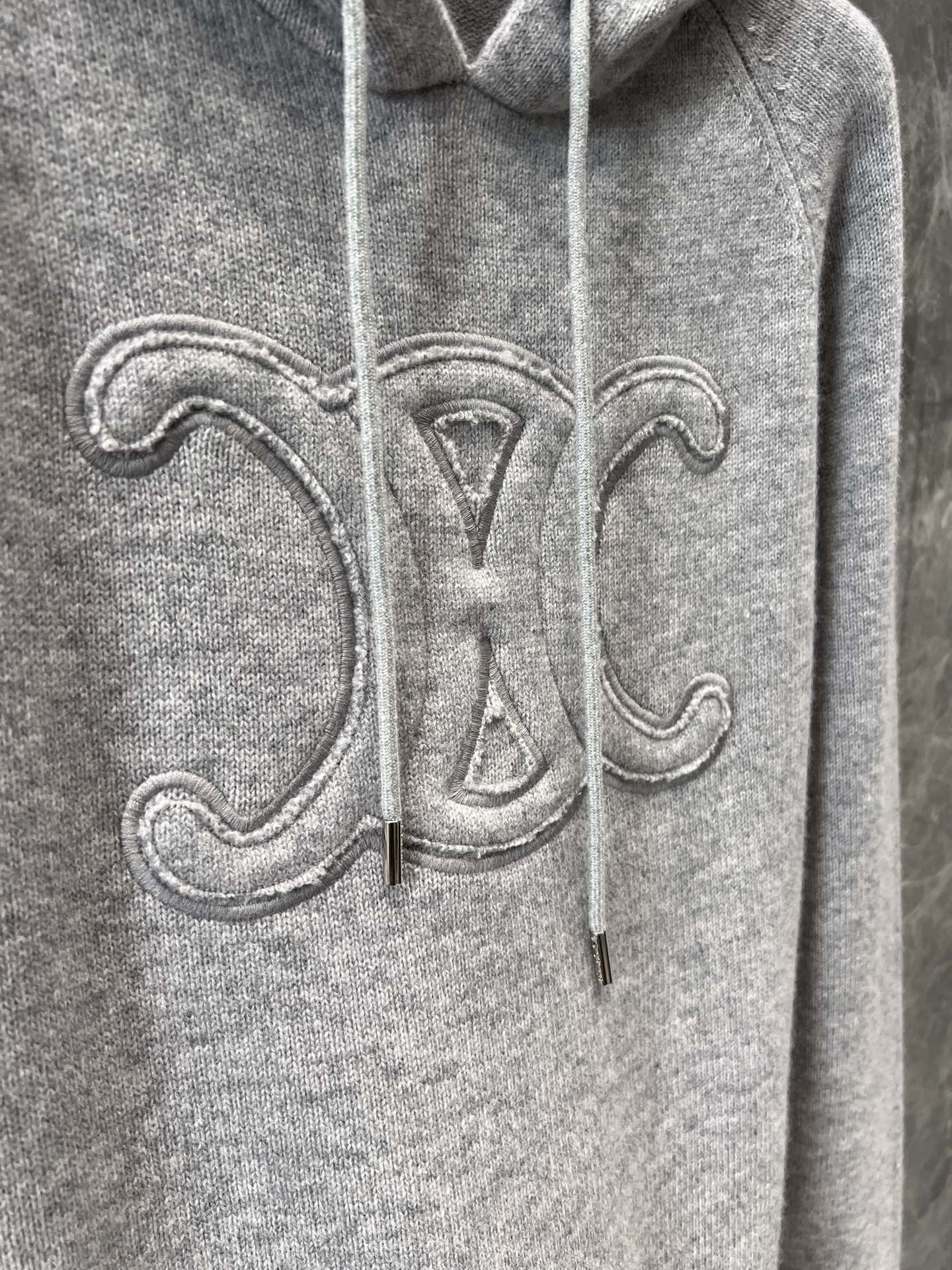 Wollpullover mit Kapuze