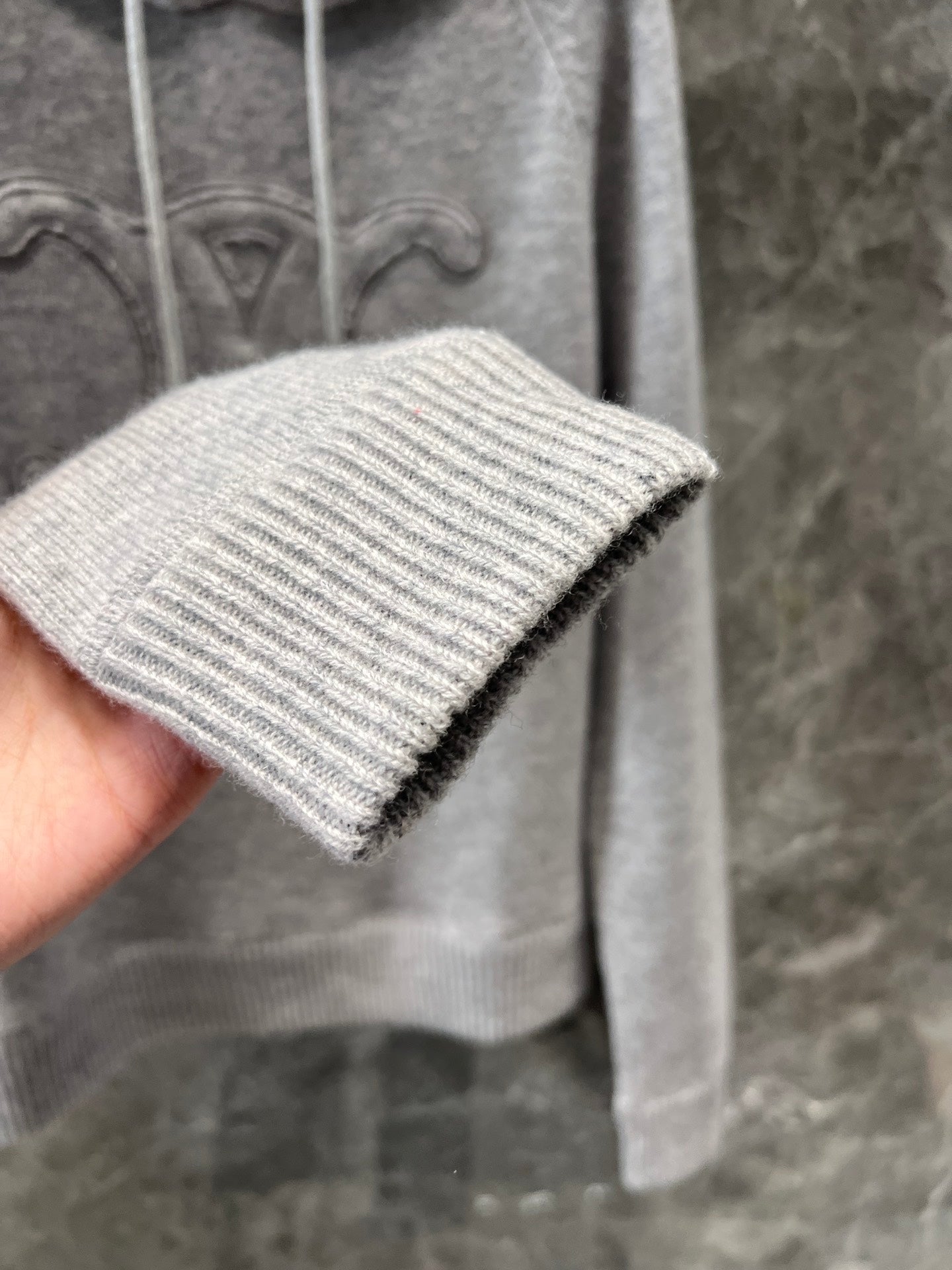 Wollpullover mit Kapuze