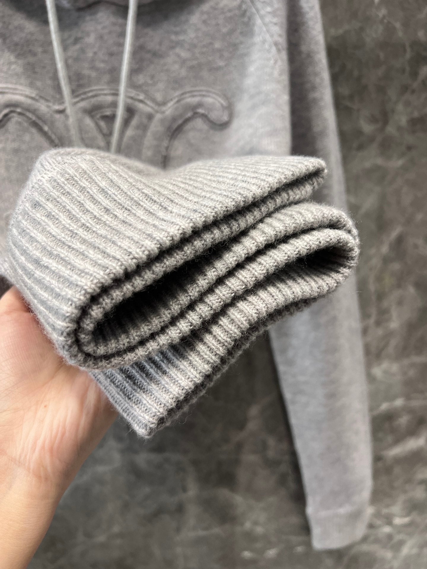 Wollpullover mit Kapuze