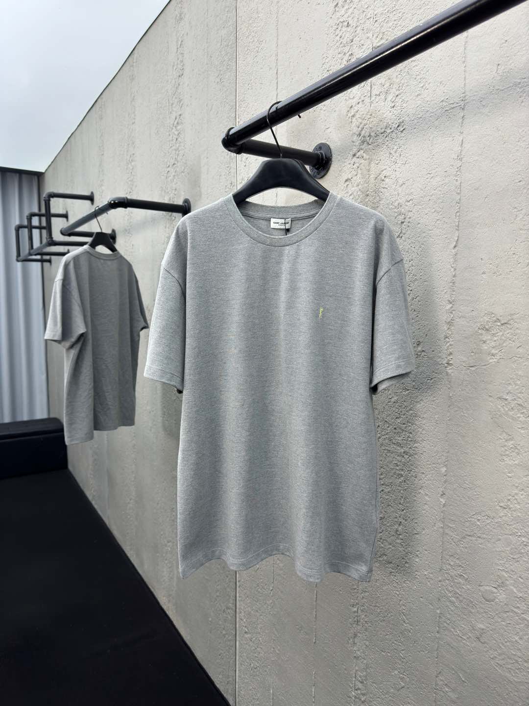 Kurze Ärmel mit Logo-Stickerei