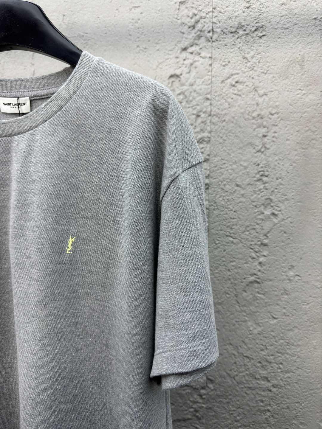 Kurze Ärmel mit Logo-Stickerei