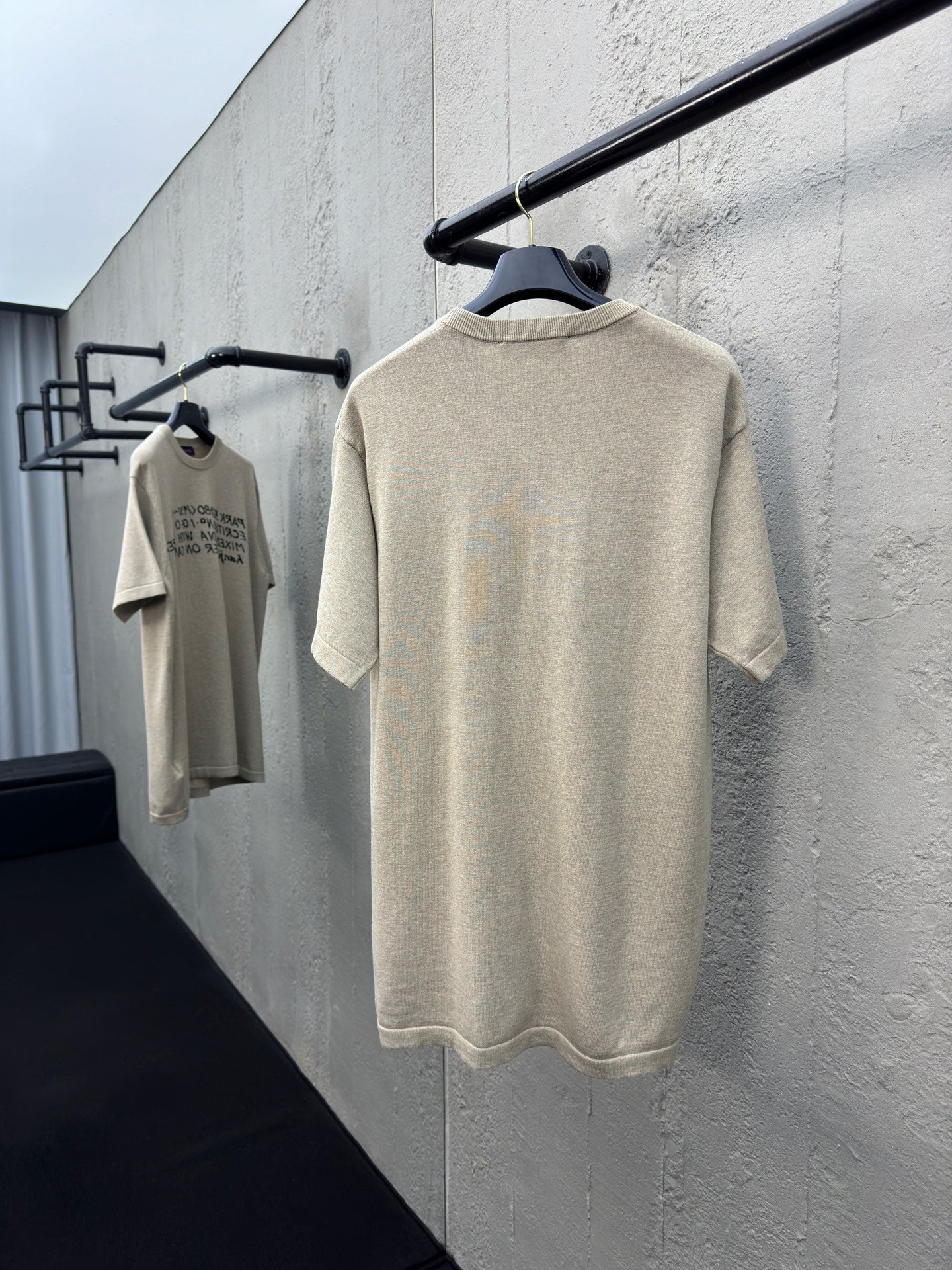 Kurze Ärmel mit gestricktem Buchstaben-Signatur