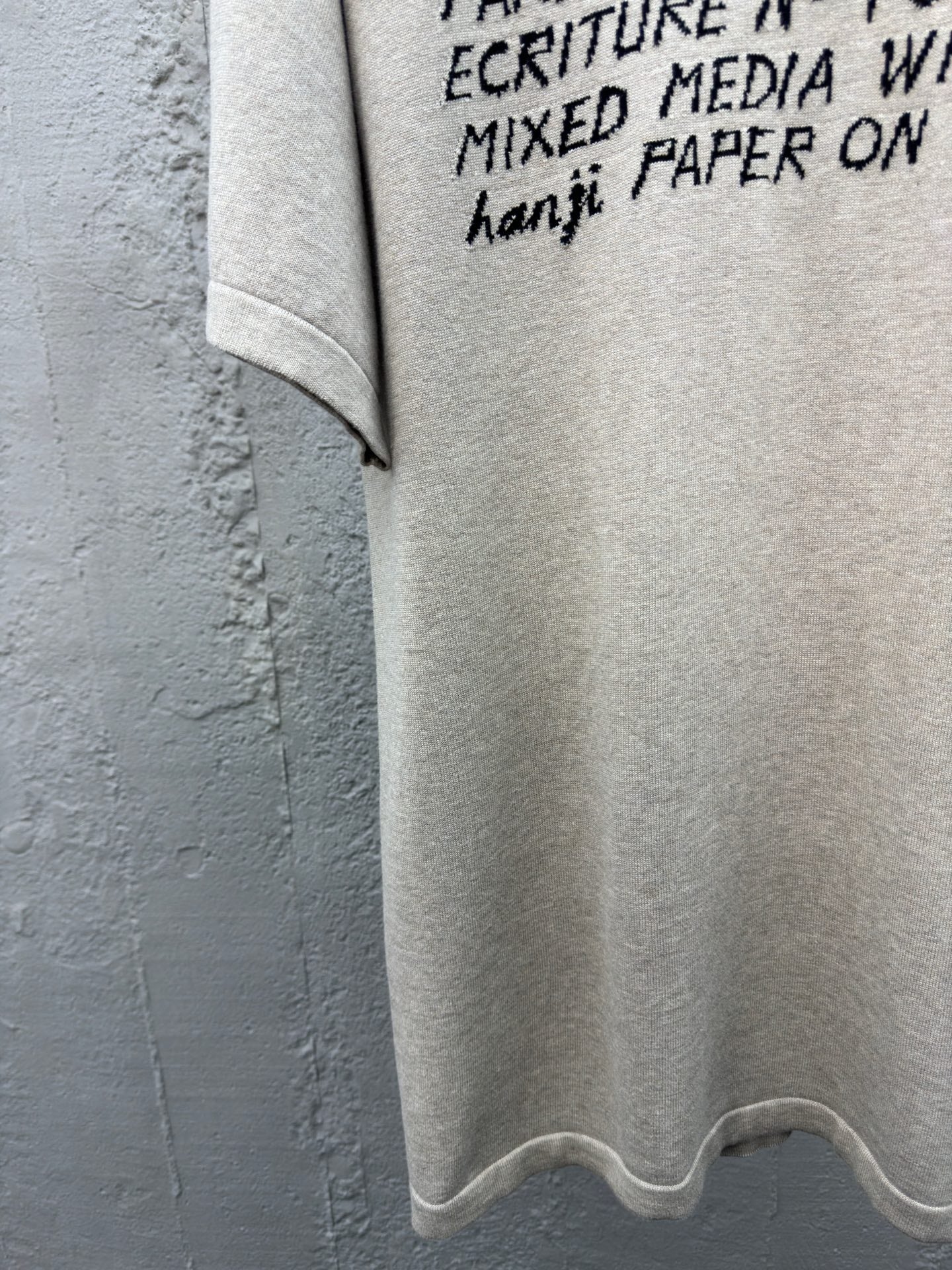 Kurze Ärmel mit gestricktem Buchstaben-Signatur