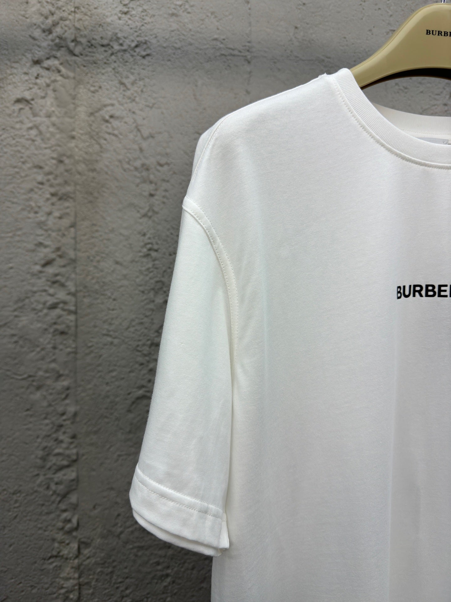 Kurze Ärmel mit aufgedrucktem Muster auf der Rückseite