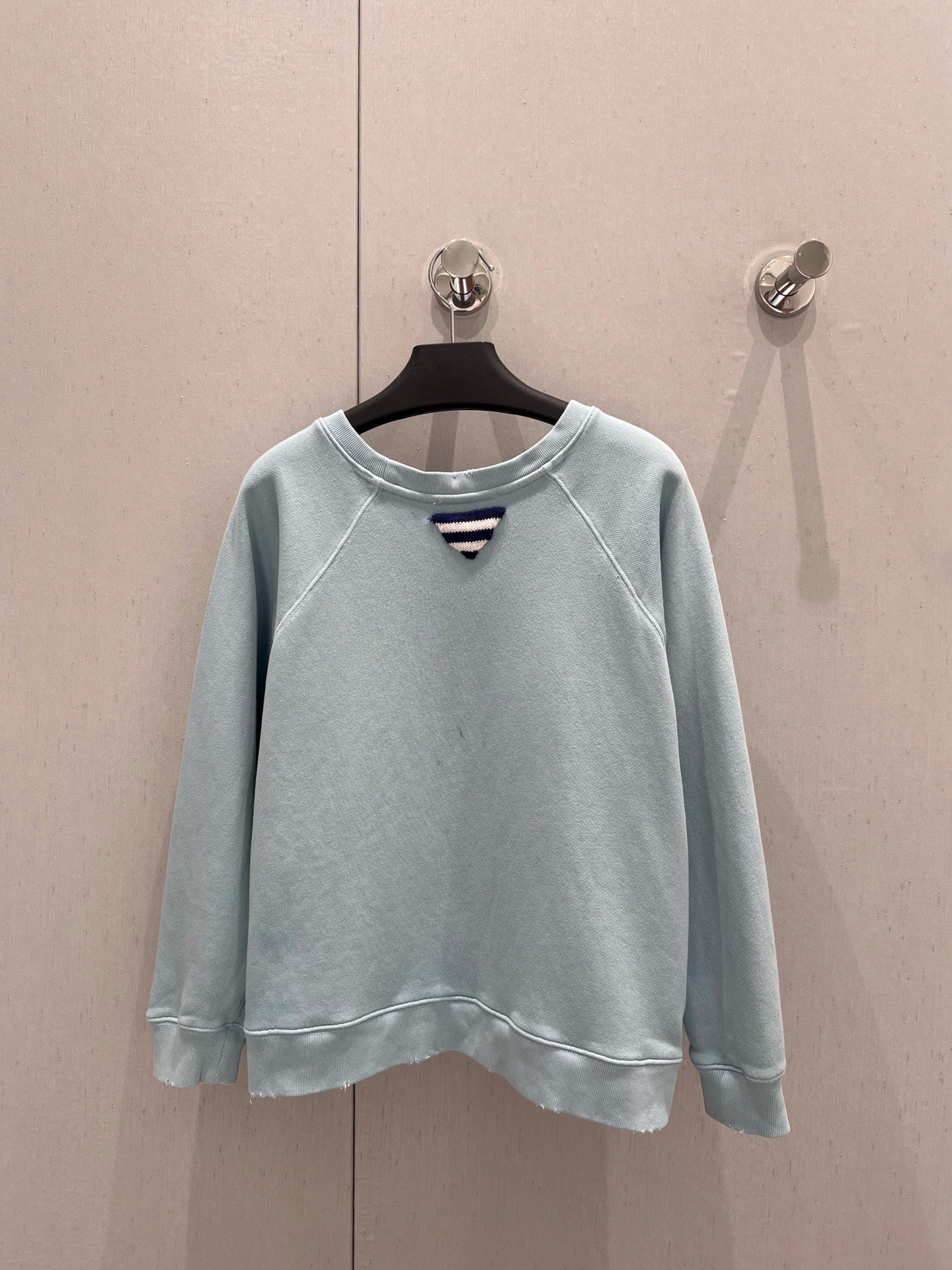 Hellblaues Sweatshirt mit Distressed-Design