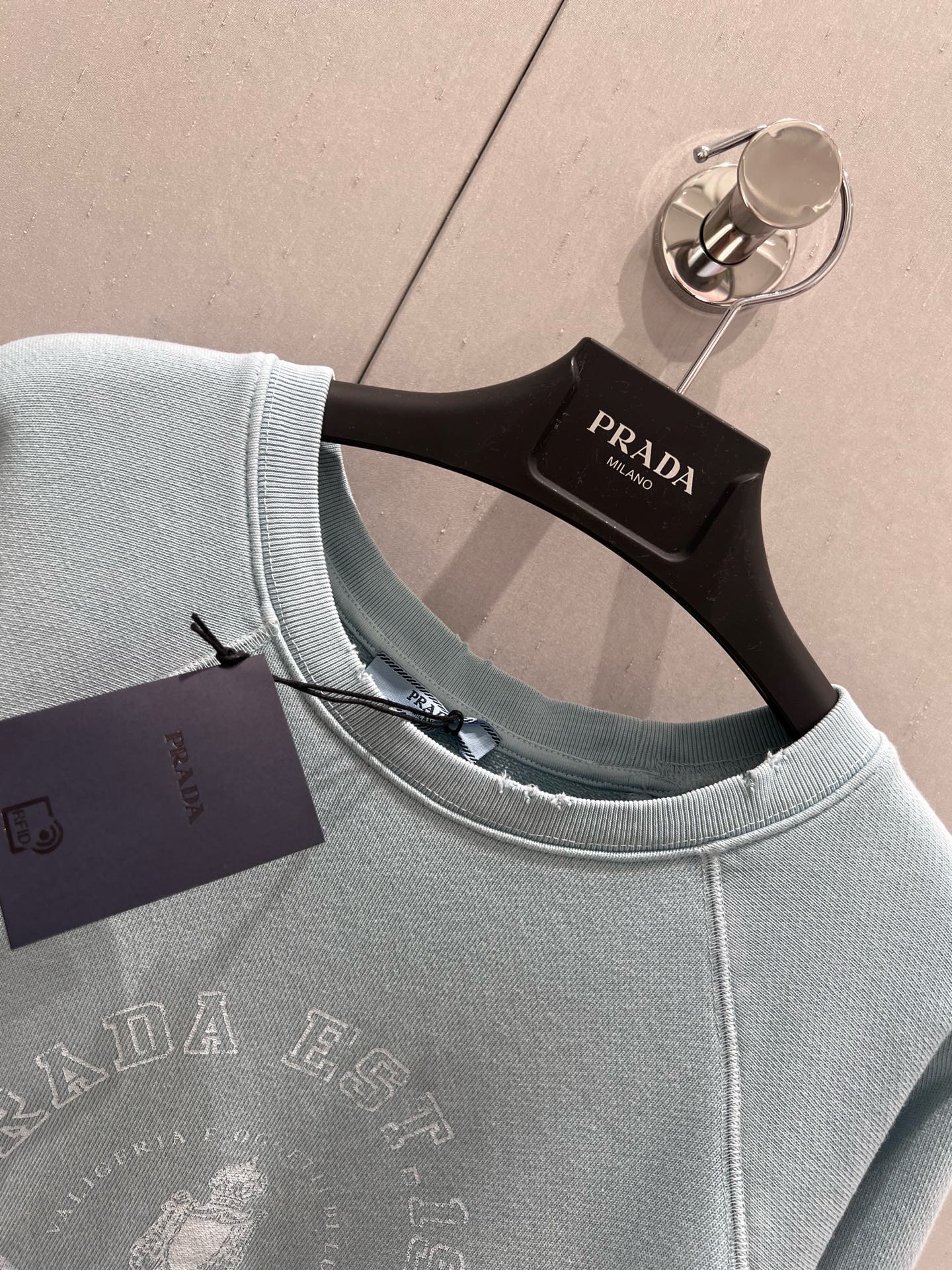 Hellblaues Sweatshirt mit Distressed-Design