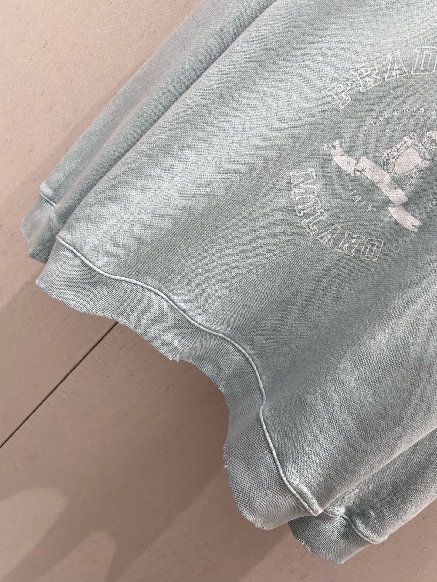 Hellblaues Sweatshirt mit Distressed-Design