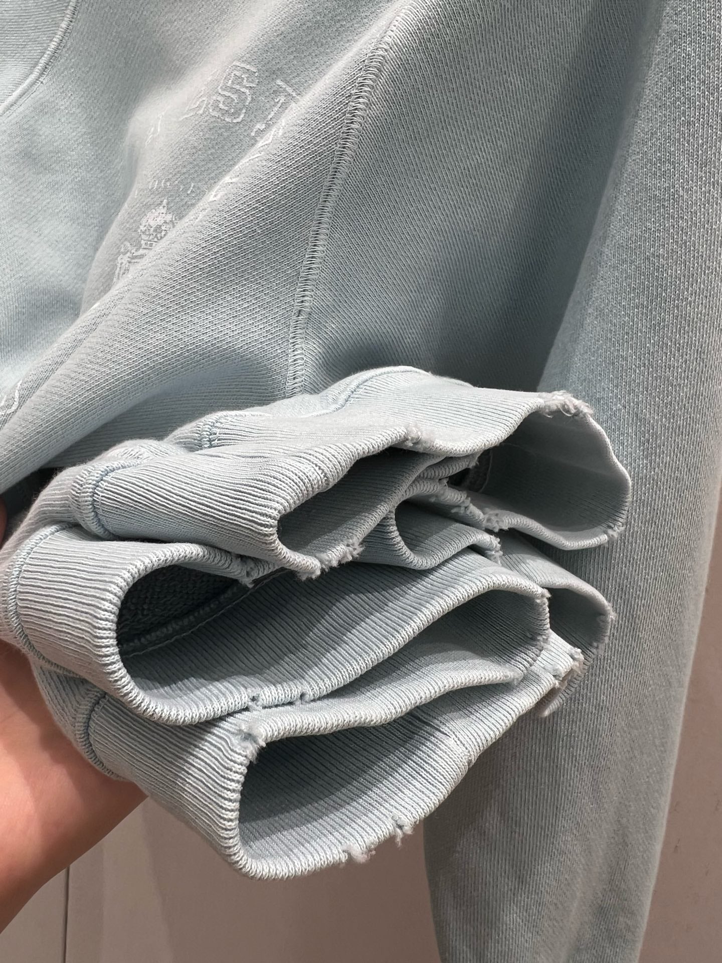 Hellblaues Sweatshirt mit Distressed-Design