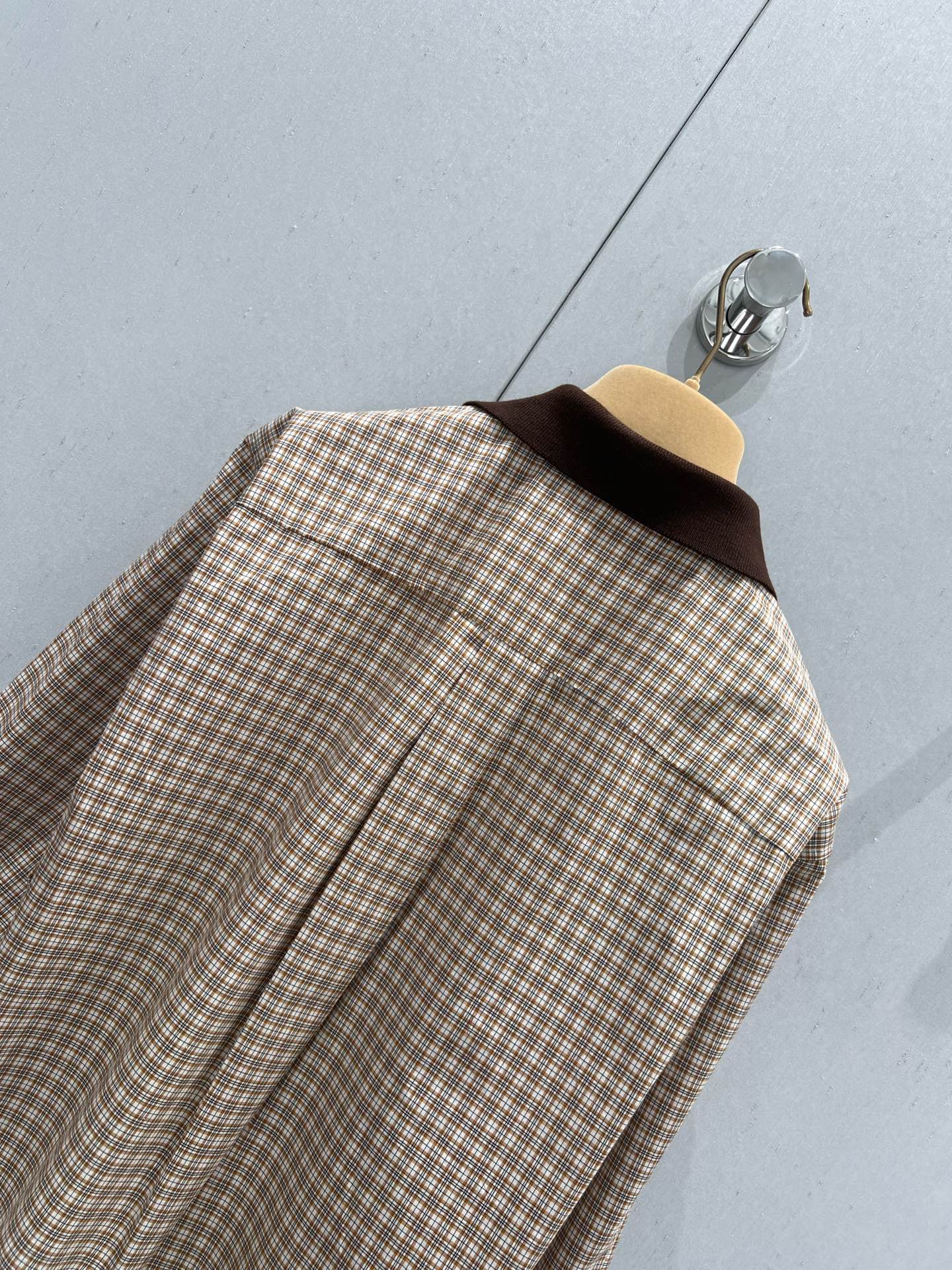 Hellblaues Sweatshirt mit Distressed-Design