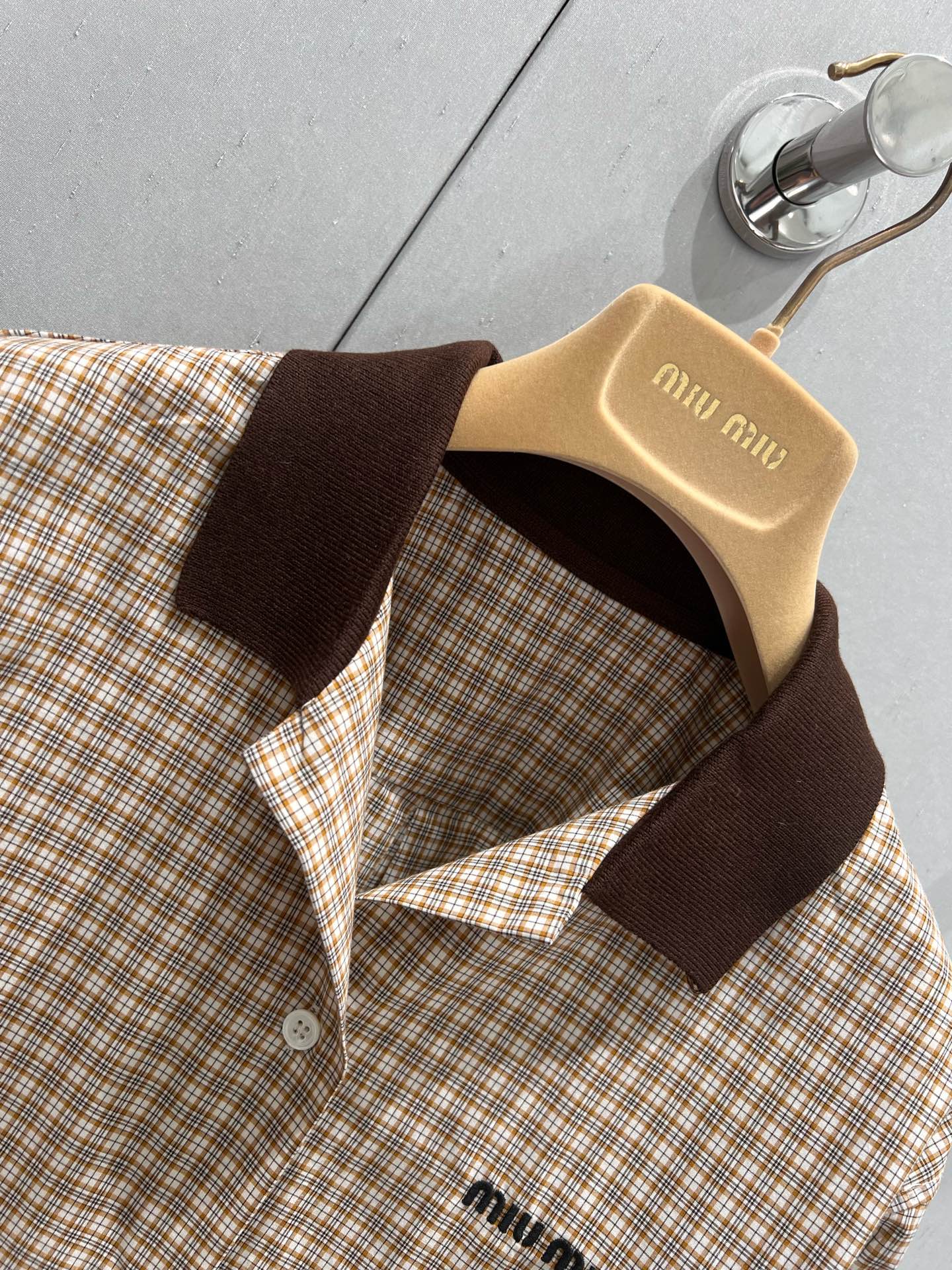 Hellblaues Sweatshirt mit Distressed-Design