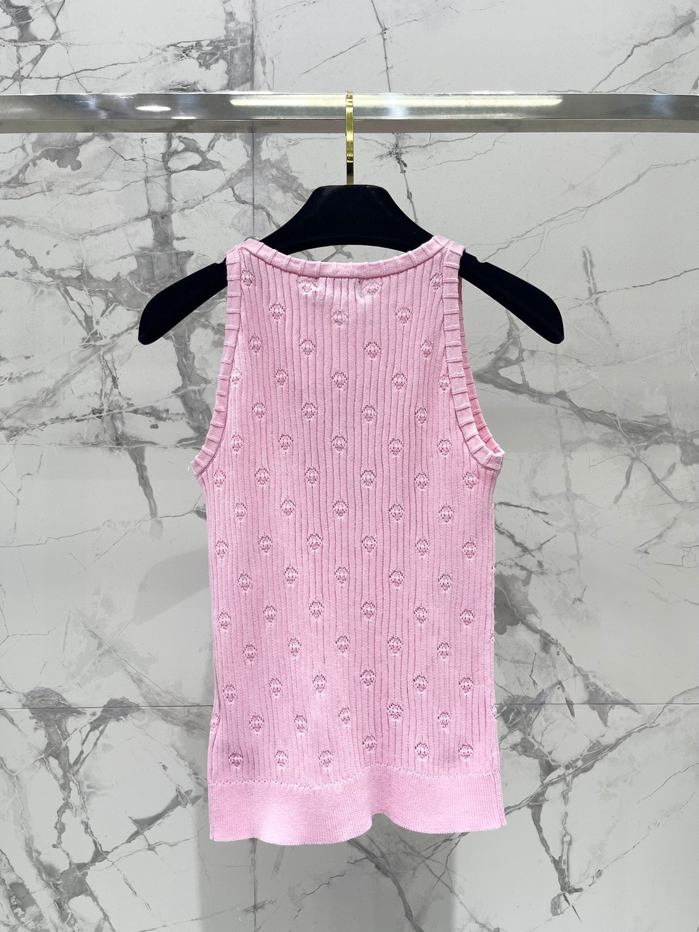 Hohlstrickweste mit Perforationen