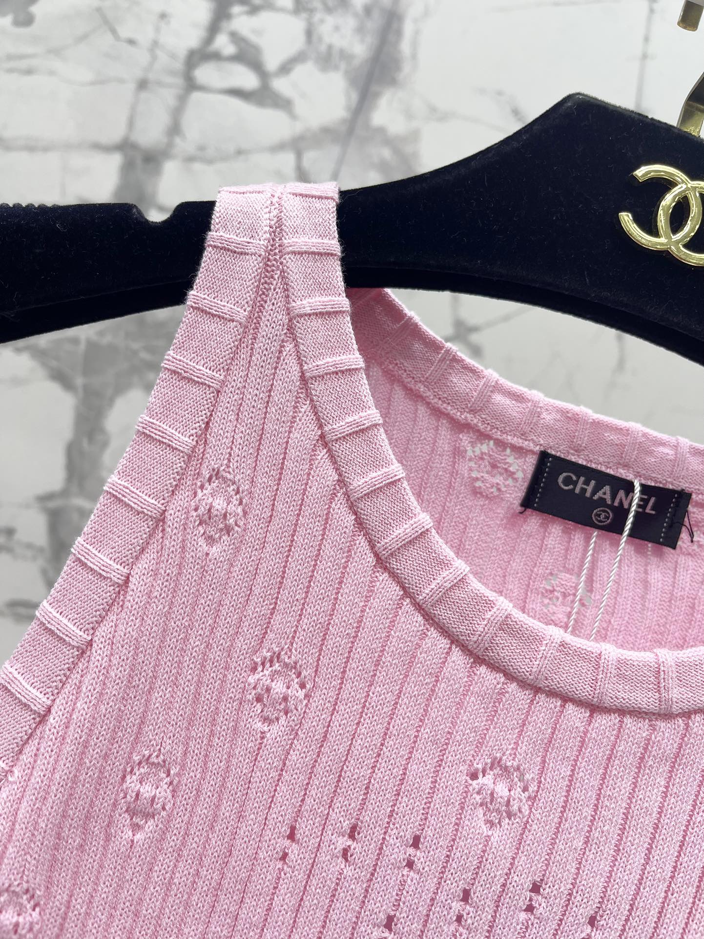 Hohlstrickweste mit Perforationen