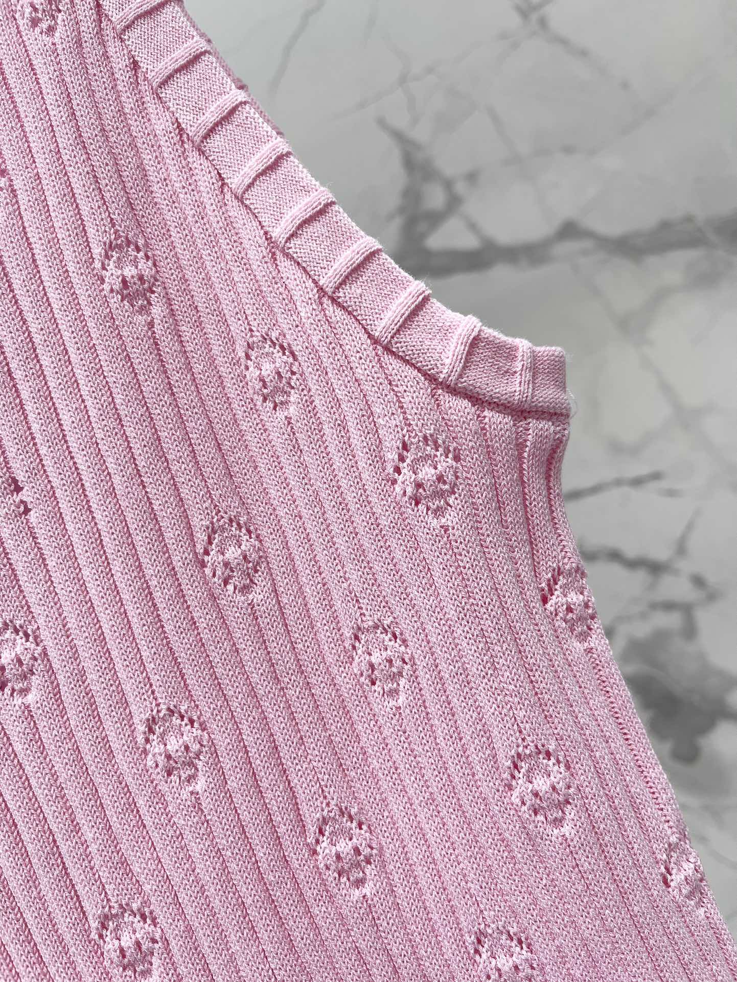 Hohlstrickweste mit Perforationen