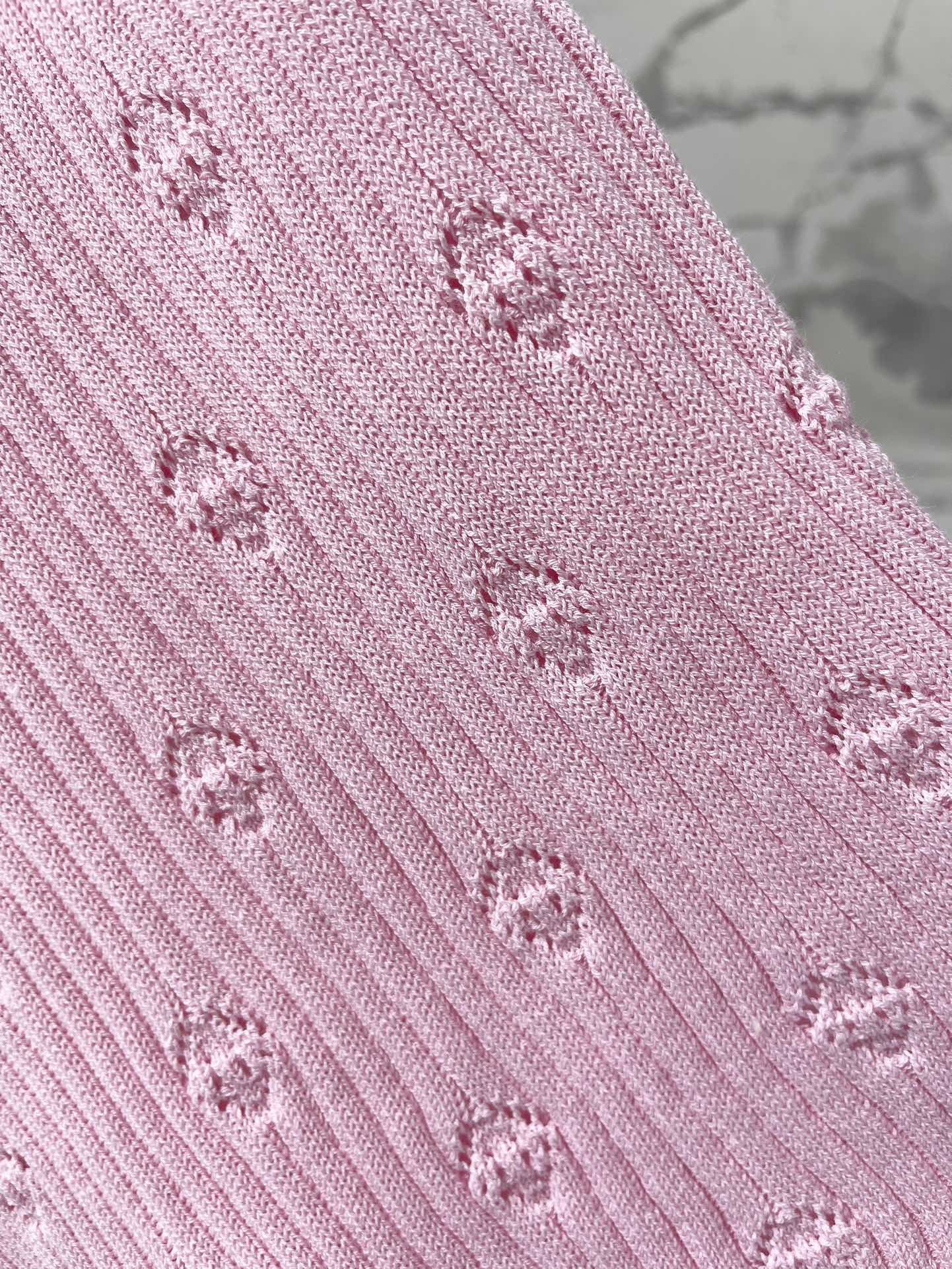 Hohlstrickweste mit Perforationen