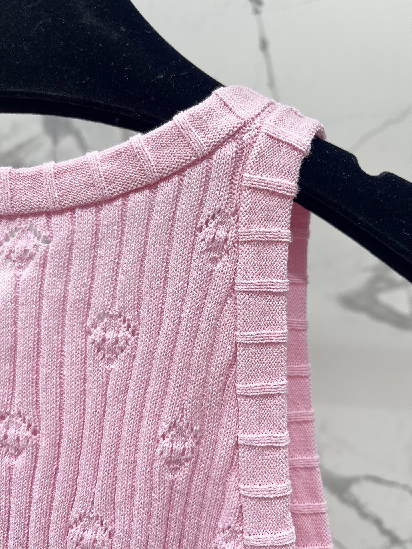 Hohlstrickweste mit Perforationen