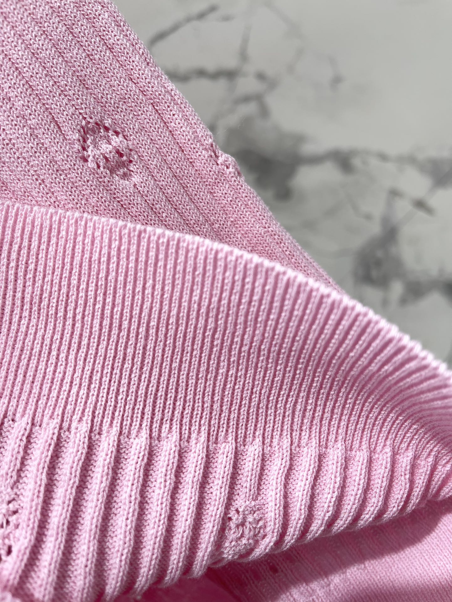 Hohlstrickweste mit Perforationen