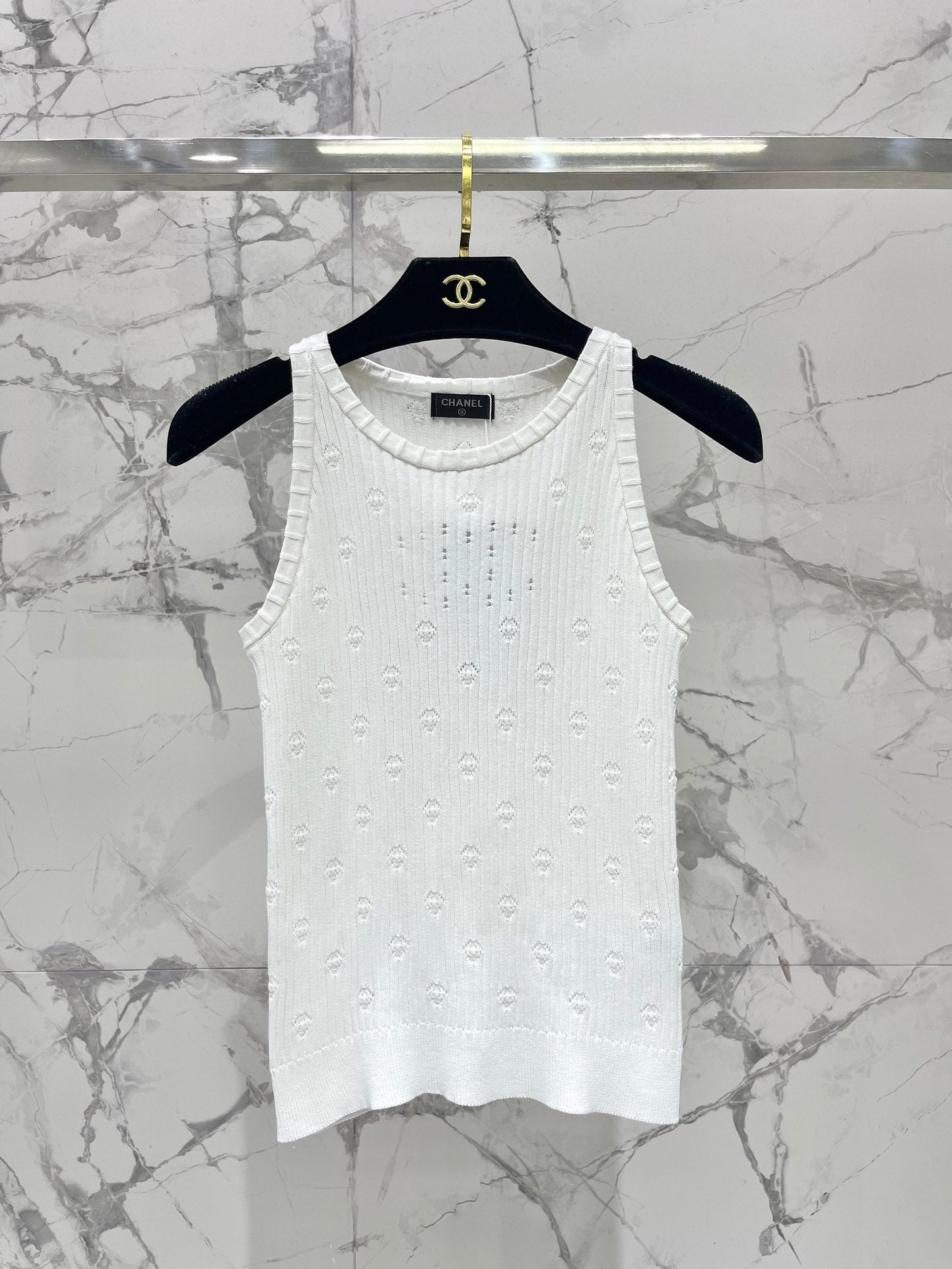 Hohlstrickweste mit Perforationen