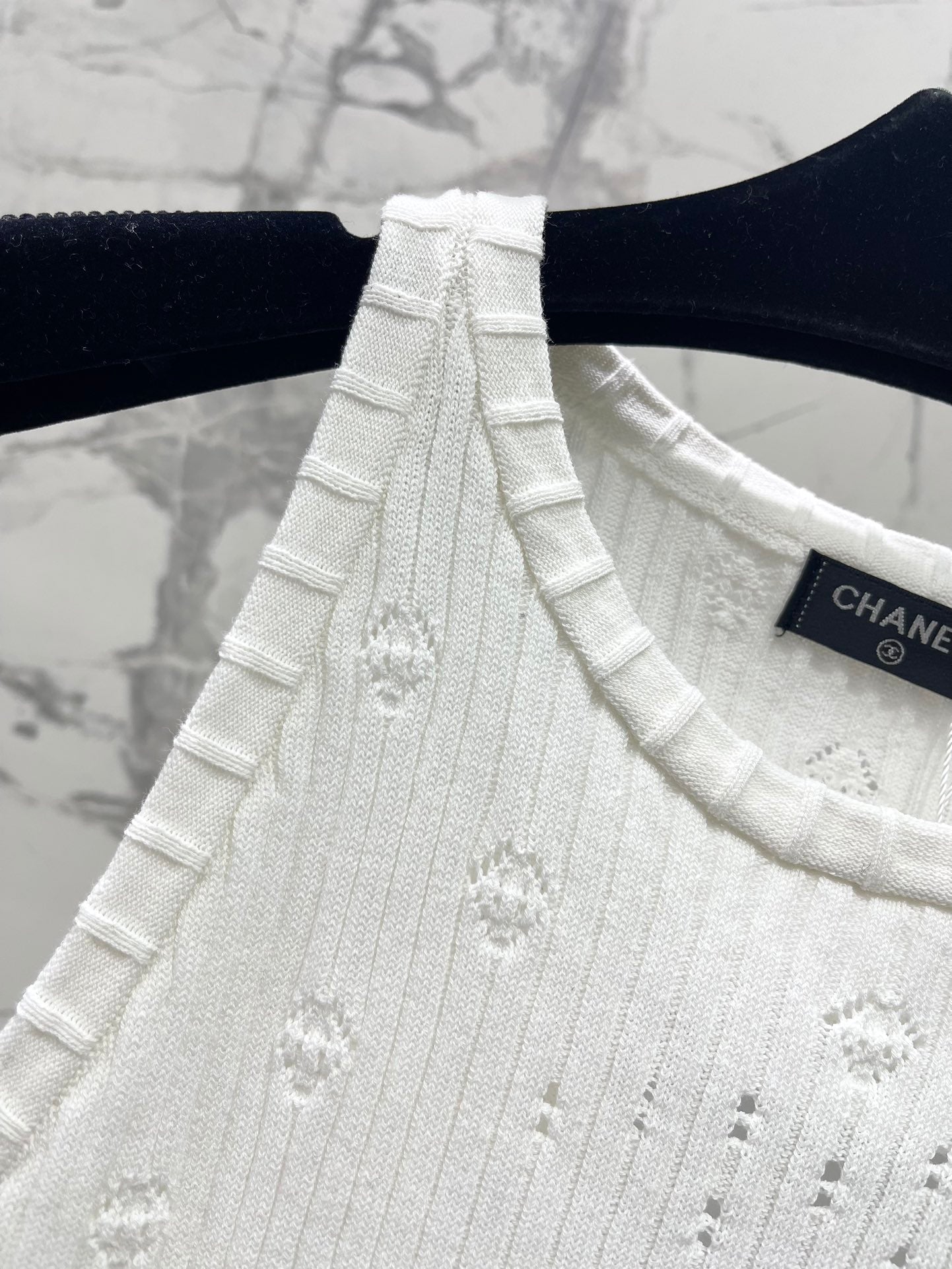 Hohlstrickweste mit Perforationen