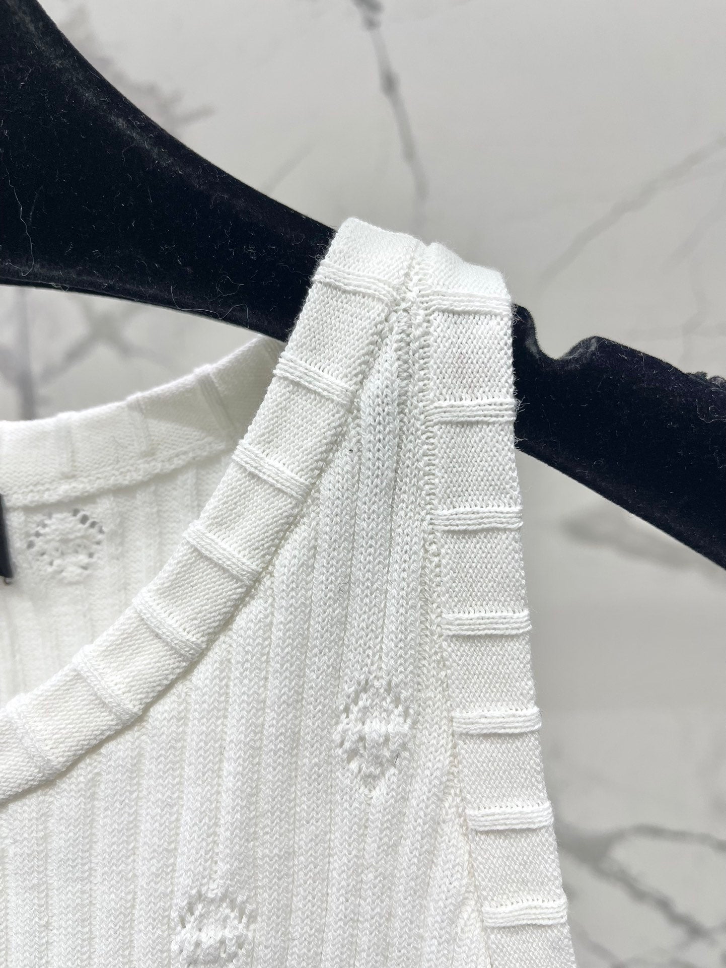 Hohlstrickweste mit Perforationen