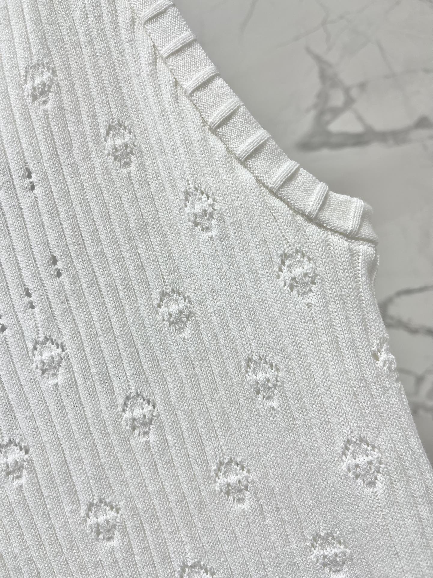 Hohlstrickweste mit Perforationen